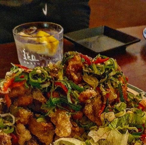 여수 맛집 먹쑤니 on Instagram: "#협찬#공원술집

여수 부삼에 위치한 01술집
애견동반술집인데 주말엔 자리가없어서 
월요일에 갔는데도 사람 만석이라 깜짝 놀랬어요 
술도 다양하고 안주종류도 많아요
칵테일 먹을까 하다가  요기는 수제#중식맛집 이래서 
저는 #유린기 #화요 결정!
와~ 진짜 인생 유린기 였어요#jmt

제 피드 보시는여수분들 유린기 추천해요! 
잘생긴 사장님께서 요리해주세요~😌
테이블마다 떡볶이도 있던데 
다음번엔 떡볶이도 먹을래요🧡
재방문의사💯

#힙한술집#여수공원"