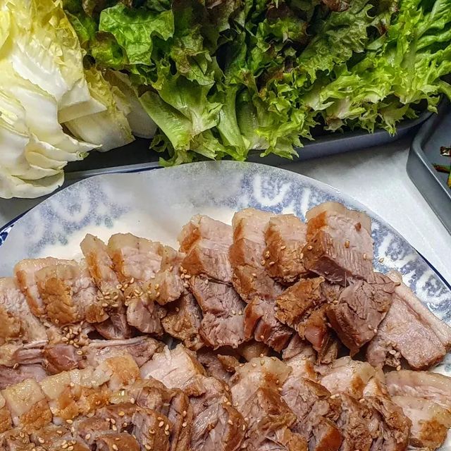 여수 맛집 먹쑤니 on Instagram: "#밥상일기#오뎅튀김#수육
오늘 반찬할려했는데 귀차니즘으로
수육을 했어요~사과넣고 수육삶으니 더맛나네요
#부추겉절이 필수!
어제밤 먹은 간식샷도 올려요~
오뎅 이렇게먹으니 은근 별미네요! 기름 뭍혀서 
에프굽굽해서 요즘 잘해먹고있어요~
오뎅구이칩 레시피는 @effect_meal
울님들 오늘도 고생하셨어요 굿밤요❤️"