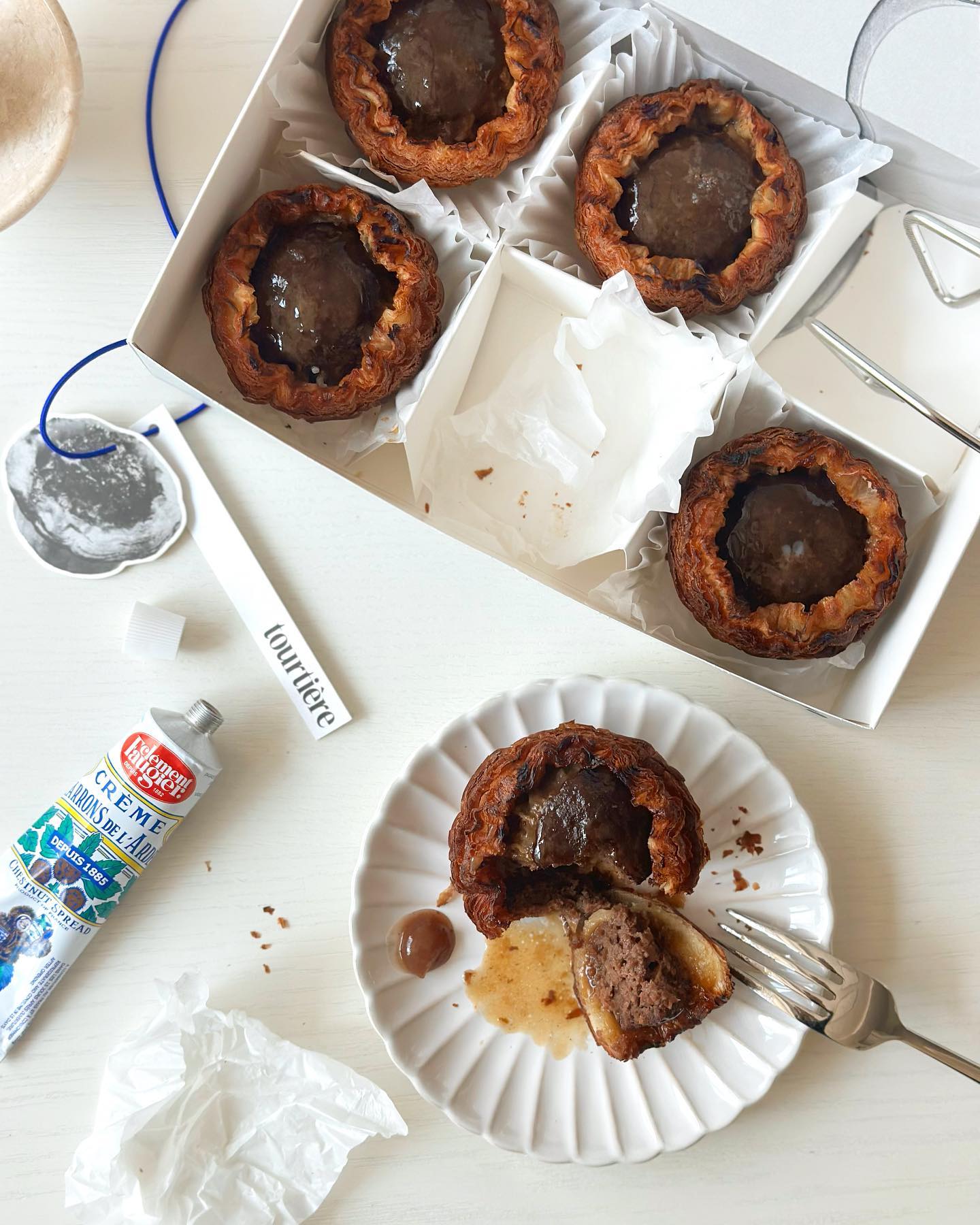 ⠀
지금 우리는 소와 파이의 그 어디쯤..🐮🥮
⠀
제가요.. 말 한마디 어설프게 했다가
피드 댓글을 쓰는데 아 뭔가 잘못됬다
싶더라구요. 한우가 냉동으로 가는게
아니라 한우로 만든 미트파이를 얼려서
달려간다는 말이었는데요 ㅎㅎㅎ 🙈
⠀
국어능력이 이렇게 무섭습니다아
⠀
영롱한건 우리 또 같이 봐야하니깐.
잠시 감상하시겠어요
⠀
마롱 페이스트를 사왔어야 했는데
없는대로 애정하는 #크렘트마롱
곁들이니 이것도 찰떡이네 그랴 🤎
⠀
인친님들 모두 #굿모닝 이에요~
⠀
#뚜르띠에르 #미트파이 #고기파이 #성수맛집
⠀