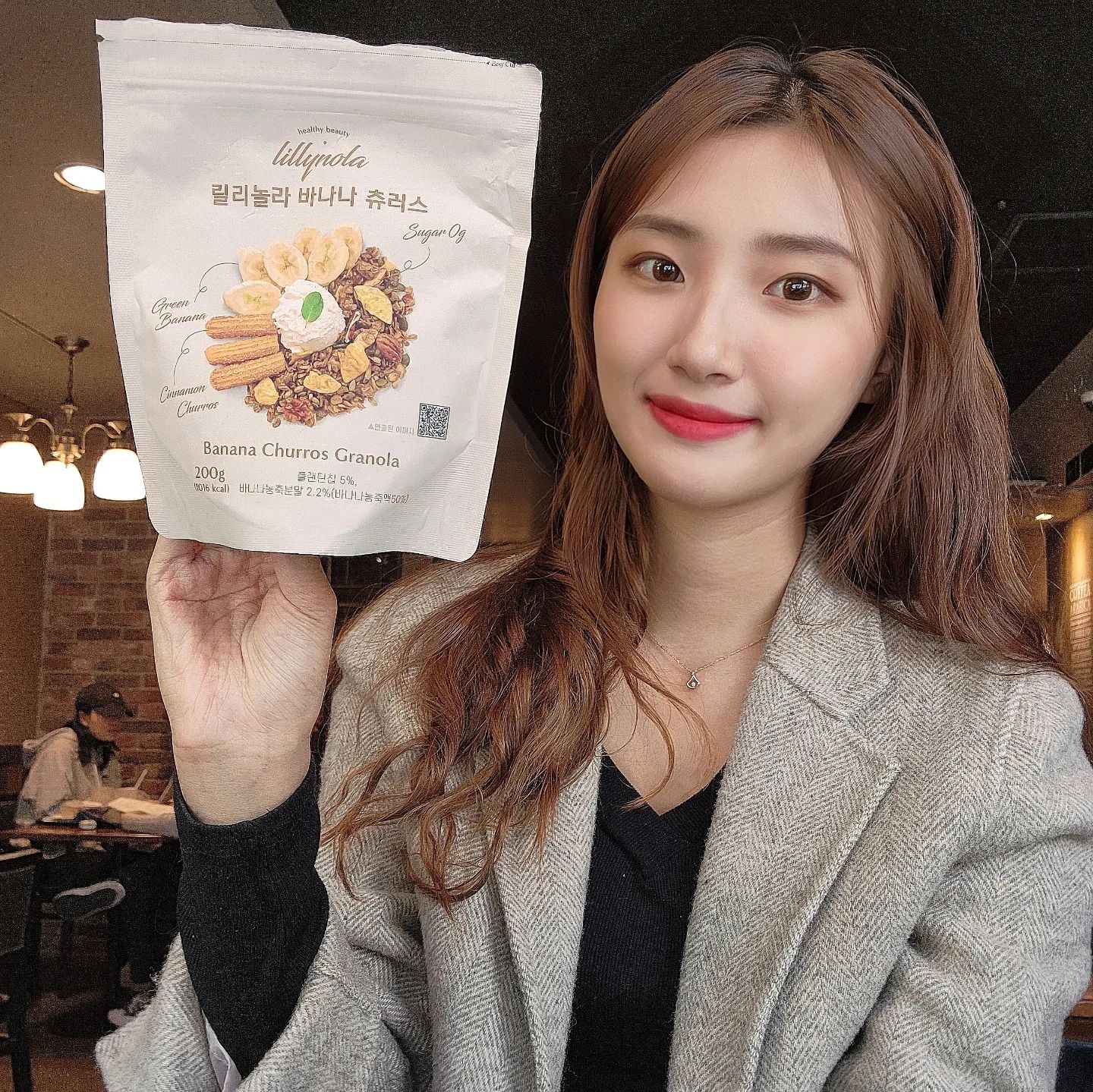 #제품제공
.
릴리놀라에서 그래놀라 새로운 맛을 출시하여서 좋은기회로 먹어보게 되었습니다!💗 바나나츄러스를 먼저 먹어보았는데요.. 진짜 깜짝놀랬어요 너무맛있어서.. 고소한 츄러스향과 엄청 달지도 않고 진짜 딱! 맛있는 그느낌🩵 거기다가 디자인도 너무 귀여워서 먹을때 기분이 너무 좋더라구요😘 바나나츄러스맛은 큰봉지로 초코맛과 딸기맛은 작은봉지로 받아서 먹어보았는데요 전 사실 딸기맛을 엄청 기대했거든요?!? 제가 또 크랜베리나 베리베리류를 엄청 좋아해서..🤪 근데 생각보다 베리의 상콤한 맛은 없어서 당황했지만 그래서 더욱 호불호 없이 먹을 수 있을것 같아요! 초코맛은.. 사실 제가 초코를 싫어해서 제가 안먹고 친구가 먹었는데 건강하면서도 맛있다고 하더라구요🫡

바나나츄러스맛은 맥주안주로 먹어도 완전 맛있을것같았답니당..👍👍 정말 너무나 맛있도라구요 요새 그래놀라 많이들 드시던데 릴리놀라의 바나나츄러스맛 완전 강츄입니동..💗💗

제품구매는 ➡️ lillynola_off

#릴리놀라 #건강미 #그래놀라 #의미있는하루 #기록 #인플루언서 #건강간식 #일상기록 #다이어트간식 #건강한라이프스타일 #헬스푸드 #파워간식 #소중한순간 #행복한기록