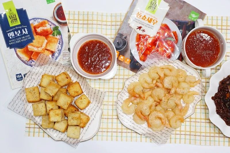 #광고 지만 맛있어서 추천해요♡

블랙데이 4월 14일
짜장면 드실분~~~~~~;;;;
솔로도 서러운데
화이트데이 발렌타인데이
그게 뭐야?
난 블랙데이?!ㅎㅎㅎ

짜장면만 먹지말고
고급중식요리
멘보샤, 깐쇼새우
간편하게 에어프라이어 조리해서
함께 먹어요~
맛난거 먹고 힘내자구요~^^;;

고급중식요리 
집에서 간편하게!
냉동식품인데 
이렇게 맛있어도 되는거야?!^^

#사옹원 #튀김공방
#사옹원튀김공방
#간편조리 #간편식
#간편조리식 #냉동식품
#깐쇼새우 #멘보샤 
#푸드 #푸드그램 #푸드스타그램
#맛있어 #새우요리 
#중식요리 #고급중식요리
#에어프라이어냉동식품
#에어프라이어냉동식품추천
#블랙데이
#블랙데이짜장면
#짜장면이랑같이