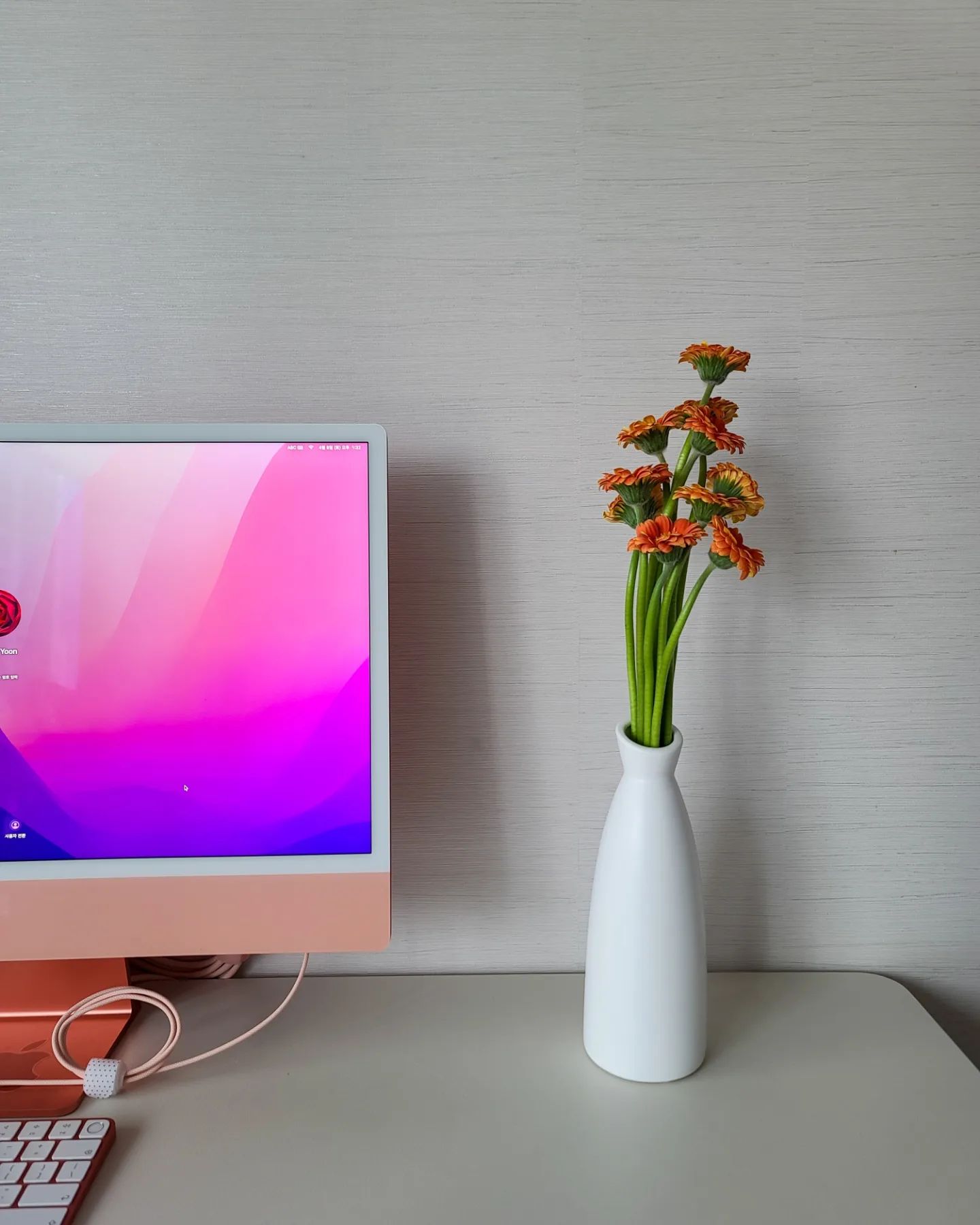 ⚘️
피콜리니 거베라
꽃말 : 신비로움, 수수께끼

이사오고 좋은 점 중 하나는 고터꽃시장이 가깝다는 점. 일요일에는 시장이 닫기 때문에 토요일 마감 시간이 다가오면 세일가에 꽃을 구매할 수 있다. 이 곳에서의 첫 꽃은 이전부터 좋아했던 거베라.

#우리의주말은
#우리의주말은_꽃
#고터꽃시장