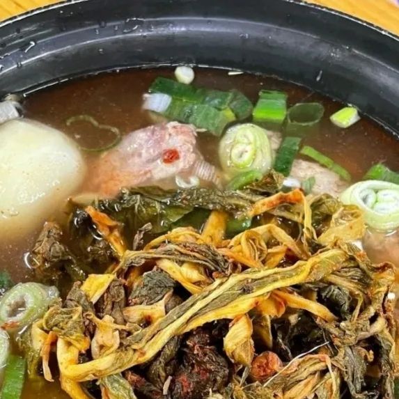 먹스타 홍또술 on Instagram: ". 🍲은평구 서부감자국 📫 서울 은평구 서오릉로 8 . 은평구에 연예인들의 성지인 감자탕집이 있다고해서 호다닥 가봤습니다! 입장하자마자 벽에 도배된 연예인