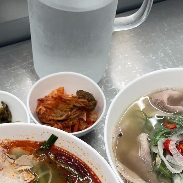 먹스타 홍또술 on Instagram: ". 🍲건대 정면 📫서울 광진구 능동로13길 88, 1층 . 건대에 작은 한 국수집❣️ 7-8 테이블 남짓, 작은 가게와는 다르게 어마무시한 맛으로 국수를 만듭니다✨✨ 저