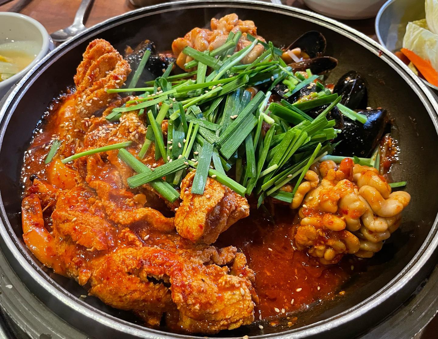 통통한 알들이 잔-뜩 들어간 매콤 알찜

 #강남역 #알부자 

알찜으론 이미 입소문을 많이 탄 곳 !

맨  처음에 나오는 알밥은..
먹지 말고 그냥 패스 하세요 😅..!

알찜은 곤이와 알이 통통하고 양도 많아서 
넉넉히 배부르게 먹을 수 있었당👀

곤이는 부드럽고 알은 질기다고 느껴질수도!

매콤한 알찜을 다 먹고 K-디저트 볶음밥 
필수지만 알량한 내 위는 이미 꽉차버린😒

만족스럽기도하고 어딘가 아쉽기도 했던🤔
