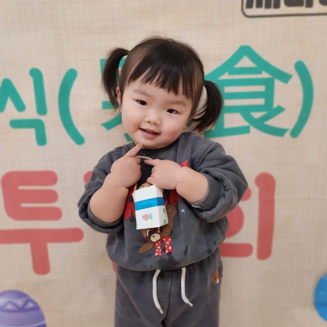 쪼꼬만 계란에 그림그려서 소중하게 가지고 나왔는데

하원길에 신나서 뛰어가다 계란이 박살나버렸다 🤣

#어린이집#부산#한식#계란#그림#아기#어린이#소띠아기