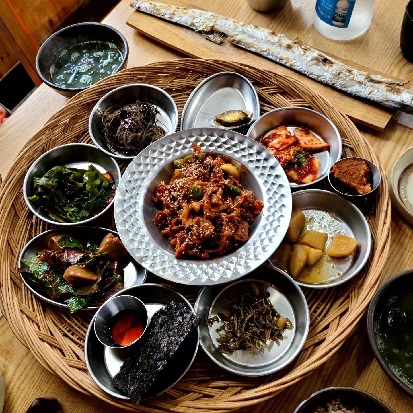 조용하게 먹기좋은  #제주세원이네
#통갈치구이 가 목적이였는데 #흑돼지제육 , #보말미역국 이  너무맛있었던곳 

#제주맛집#제주시맛집#제주공항맛집#통갈치구이맛집#통갈치#흑돼지#제주흑돼지#제주흑돼지볶음#제주흑돼지맛집 #보말 #무료주차#공영주차장
