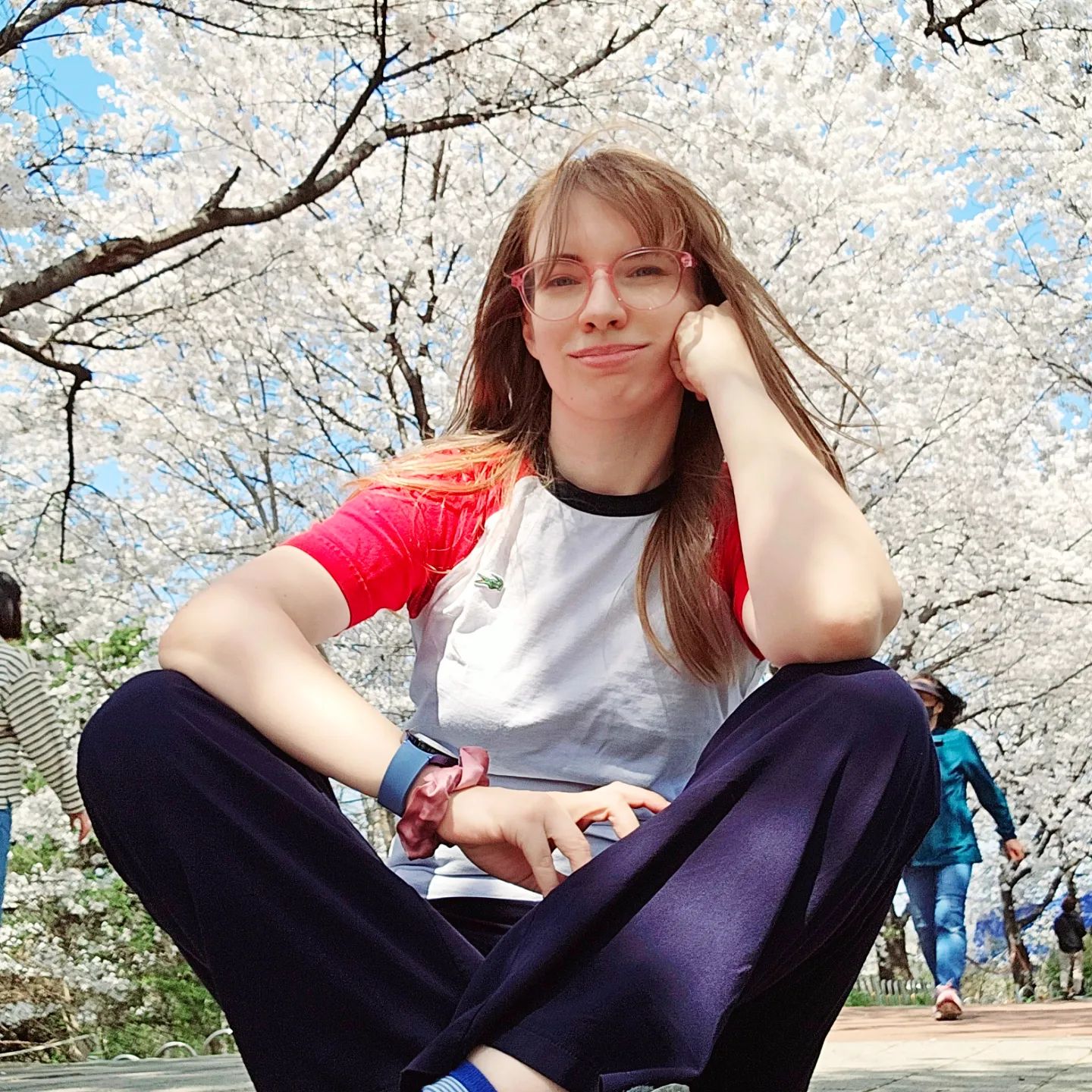 Sezon na 🌸kwitnące wiśnie🌸 już dawno minął, ale ja dopiero teraz mam czas pochwalić się tym, co udało mi się - biorąc pod uwagę okoliczności, z TJem w szpitalu 🥺 - cyknąć. Uwielbiam kwitnące wiśnie i cieszę się, że mogę je podziwiać w mniej turystycznych miejscach, gdzie ludzi jest zdecydowanie mniej niż płatków na drzewach. 😅
Jeśli chcielibyście przylecieć do Korei w okresie kwitnienia wiśni - celujcie w końcówkę marca i sam początek kwietnia. I przygotujcie się na tłumy, zwłaszcza w weekendy. 🙈
#Korea #koreapołudniowa #życiewkorei #polkawkorei #wiosna #cherryblossom #벚꽃 #봄