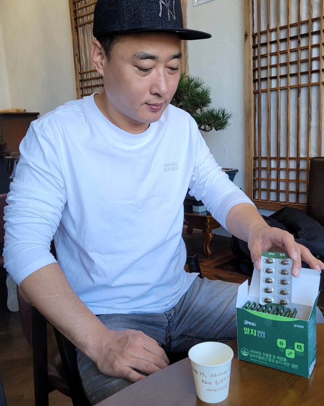 #광고
저희 남편은 원래 비염이 심하지 않았는데
올해는 유독 화장지를 달고 살 정도로 콧물
재채기에 시달리다가 반신반의하면서 
#코박사알지 를 먹기 시작했어요
꾸준히 3주 정도 먹었더니 확실히 콧물, 재채
기가 줄어 들어 편하다고 하네요

멀티비타민을 먹듯이 꾸준히 섭취해야 효과를
볼 수 있는 코 영양제로 과민반응으로 인한
콧물, 재채기, 코 가려움 등 비염처럼 느껴지는
증상등을 완화하는데 도움을 준다고 해요

코 건강뿐만 아니라 꾸준히 섭취하면 피부건강
활력, 면역력 관리도 할 수 있는 4중 복합기능성
제품으로 안심하고 장시간 섭취할 수 있는
건강식품이에요

환절기만 되면 콧물, 재채기, 코 가려움으로
고생하시는 분들에게 3개월 이상 꾸준히
섭취해 보시길 추천드려요
하루 두 알로 코건강 챙겨보아요💪

지금 안국건강 AGmall에서는 코박사 100일
의 약속(코박사에스, 코박사알지, 코박사키즈
3종 중 3개월분을 구입해 섭취 후 만족하지 못
하면 100%환불보장)
코박사 100일 내돈내산 리뷰 이벤트로 30, 60
90일 섭취 후기를 남겨주면 우수리뷰어 6명을
선정해 총 300만원 상당의 경품과 3회 리뷰를
모두 올리면 리뷰 인증할 때마다 AG몰 1만 포인트
지급

aghealth_official
#안국건강 #코박사 #코박사알지 #코박사100일 #코박사후기#비염 #비염영양제 #비염예방 #비염예방 #비염치료기 #비염관리 #비염에좋은 #비염안녕 #비염케어 #비염의계절 #비염증상 #코영양제 #안국건강코박사알지