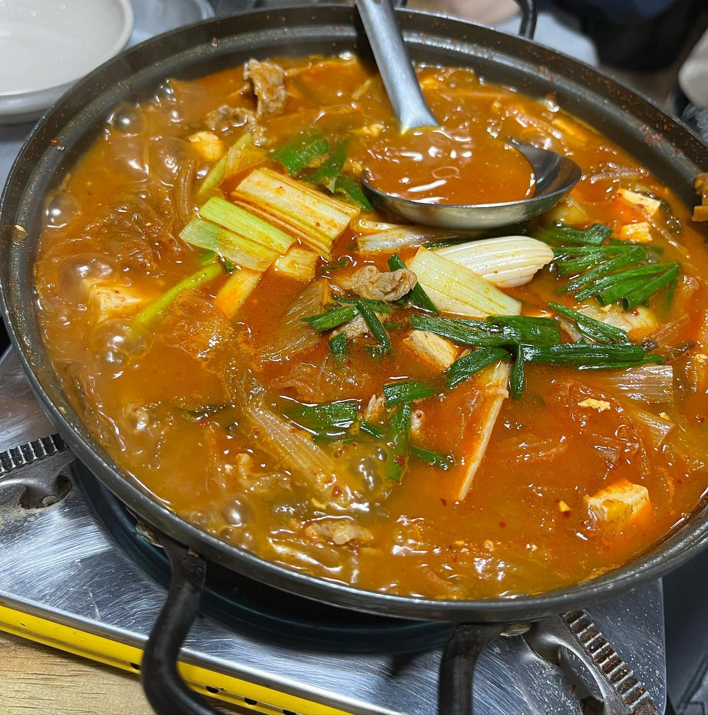 돌돌 삼겹살- 점심특선편

삼겹살집이지만 점심엔 점심특선으로 제육과 김치찌개 등을 파는 곳입니다. 
아직 삼겹살은 안먹어봤지만 일단 점심특선 가격이 진짜 미쳤어요.. 
심지어 양도 많아서 다같이 여러 종류로 시켜먹기 좋답니다. 

📌좌표- 강원 춘천시 백령로138번길 50
💵6000-7000원 

강다생이라면 무조건 가보시길!!

#강대후문 #강대 #강원대 #맛집 #춘천 #춘천맛집 #춘천여행