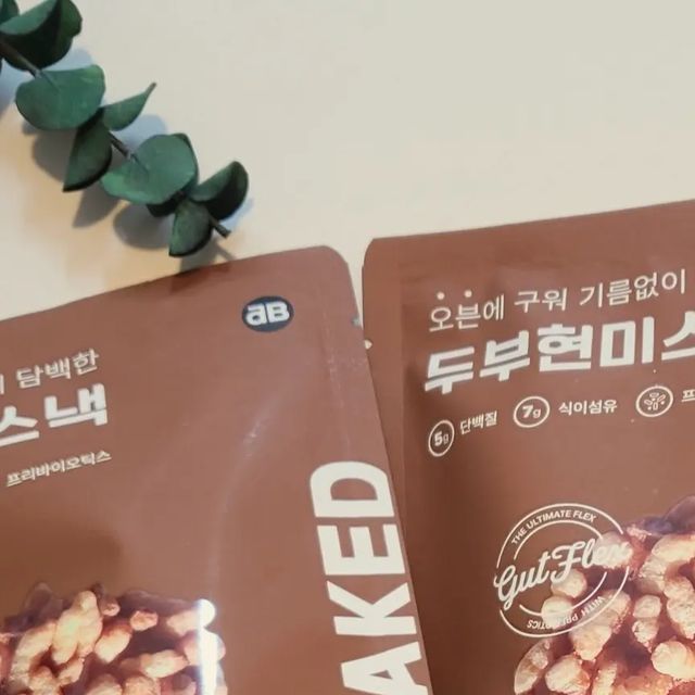 윤지니 on Instagram: "#광고

#다이어트를 시작하면서 군것질도
멈췄지만 입은 심심하고 근질근질☹️

✔️국내산 현미를 퍼핑하여 고소한맛과 크리스피한
  식감을 살린 단백질&식이섬유가 풍부한 과자!
✔️오븐에 구워 기름기 노노!
✔️국내제조 생두부를 사용👍
✔️장내 유익균 브락토올리고당 함유😍
 장건강까지 생각한 과자
✔️식물성 마가린을 사용해 과자의 맛이 최고❤️

안먹을래야 안먹을수가 없는 #것플렛스두부현미스낵
13살 딸래미도 고소하고 맛있다고 한봉다리
꿀꺽한건 안비밀😜 ㅋㅋㅋ

#광고#두부현미스낵#단백질스낵#단백질과자#gutflex#애디드바이옴#간식추천#사무실간식추천
#다이어트식단 #다이어트과자 #과자
#오븐과자 #초딩간식 #협찬
#맞팔 #좋아요 #주부소통 #데일리
#좋반 #좋아요그램
#칼팔 #칼팔로워 #칼주부 #칼로리"