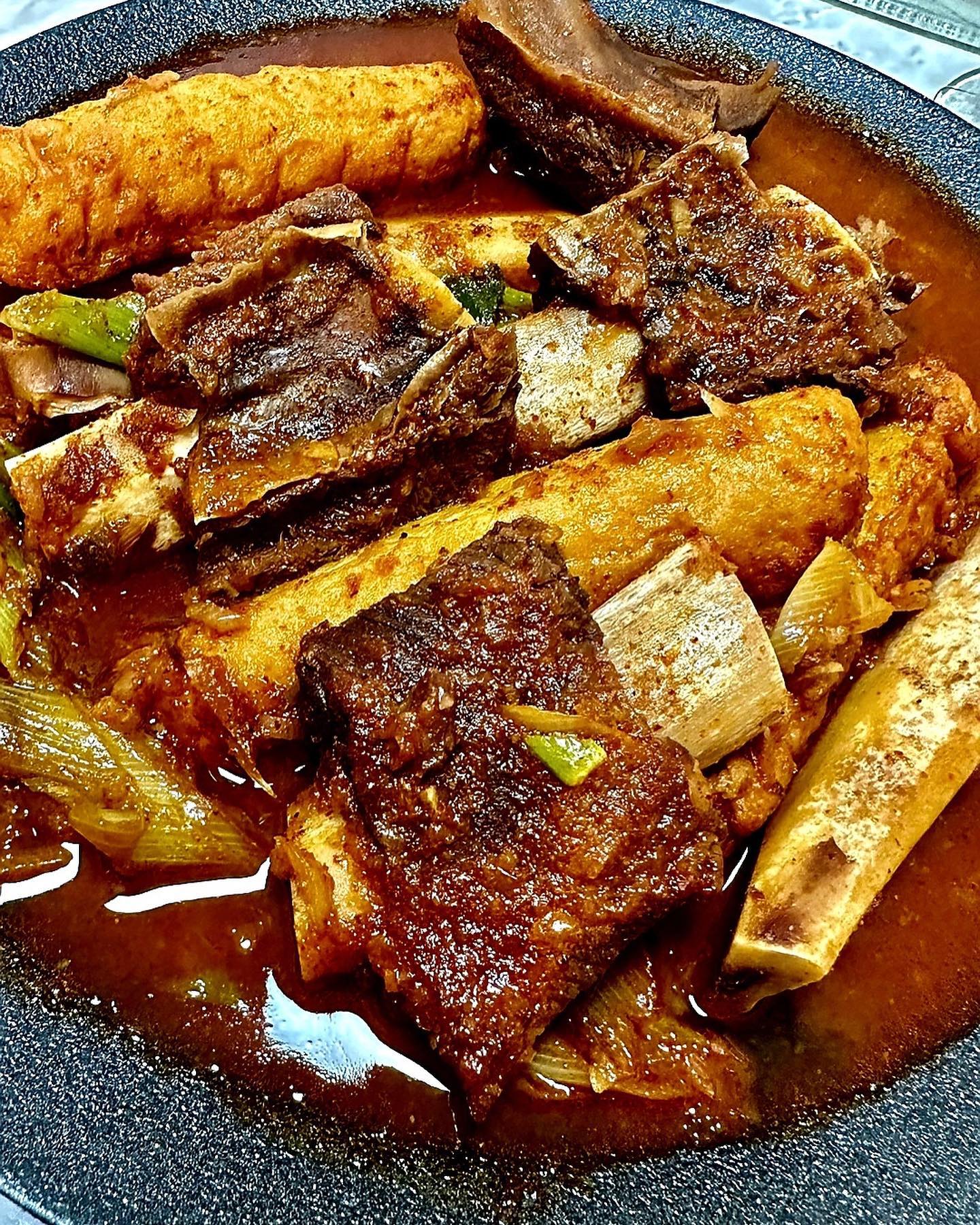 #제품제공 안냐쎄여 인님들✋

매운어묵 소갈비찜 이라고 들어보셨나용?🤤🤤

‘사미헌’에서 옛날 방식 그대로
번거롭고 수고스러운 과정을 고집하여
시간을 들여 만든 삼진어묵 매운소갈비찜을 
보내주셔서 맛보게 되었어요🤭

엄선된 등급의 갈비만을 사용한 
사미헌의 매운 소갈비찜🥹🥹

자체 육가공 시스템과 20년이상
경력 전문 정육사들의 기술 노하우로
최상의 육질과 갈비 본연의 맛을 
즐기실수 있어요✌️

후라이팬에 물 100ml 넣고
졸여가며 끓여주기만 하면
맛있는 매운소갈비찜 완성😍

24년 노하우의 특제양념이 들어가니
갈비살은 잡내없이 부드럽고
갈빗대에서 쏙쏙 빠져요😁

맵기는 신라면 정도의 맵기이고
과일로 만든 특제 양념이라
과하게 달지도 짜지도 않아서
제 입맛에 딱이에요🤗🤗

어묵도 삼진어묵이라
연육 함량이 높아서
탱탱한게 식감 너무 좋아요🙆‍♀️

양도 700g으로 넉넉하고
기분좋게 한상 차려 먹기 좋은것같아요 >.<

연태하이볼에 소갈비찜 먹으니
세상 다 가진것처럼 행복하구요🌸

울 인님들도 과하게 맵지않고
부드러운 사미헌의 매운 어묵 소갈비찜으로 
주말 저녁 한상 어떠실까요?

오늘도 기분좋은 하루 되시고
중간중간 울님들 피드 테러다닐게요🙇‍♀️

모두들 행복한 하루 보내쎄요💕💗💕💗💕💗

🛒구매문의는 samihun_kr 
.
.
.
#사미헌 #매운어묵소갈비찜 #소갈비찜 #갈비찜맛집 #매운갈비찜 #리뷰 #저녁메뉴 #오늘뭐먹지 #맛스타 #먹스타 #맛스타그램 #먹스타그램 #먹팔 #먹방 #먹부림 #선팔하면맞팔 #요리스타그램 #kfood #food #먹스타맞팔 #홈쿡 #일상 #소통 #데일리 #쩝쩝박사 #인친환영 #좋아요반사 #첫줄반사 #신혼밥상