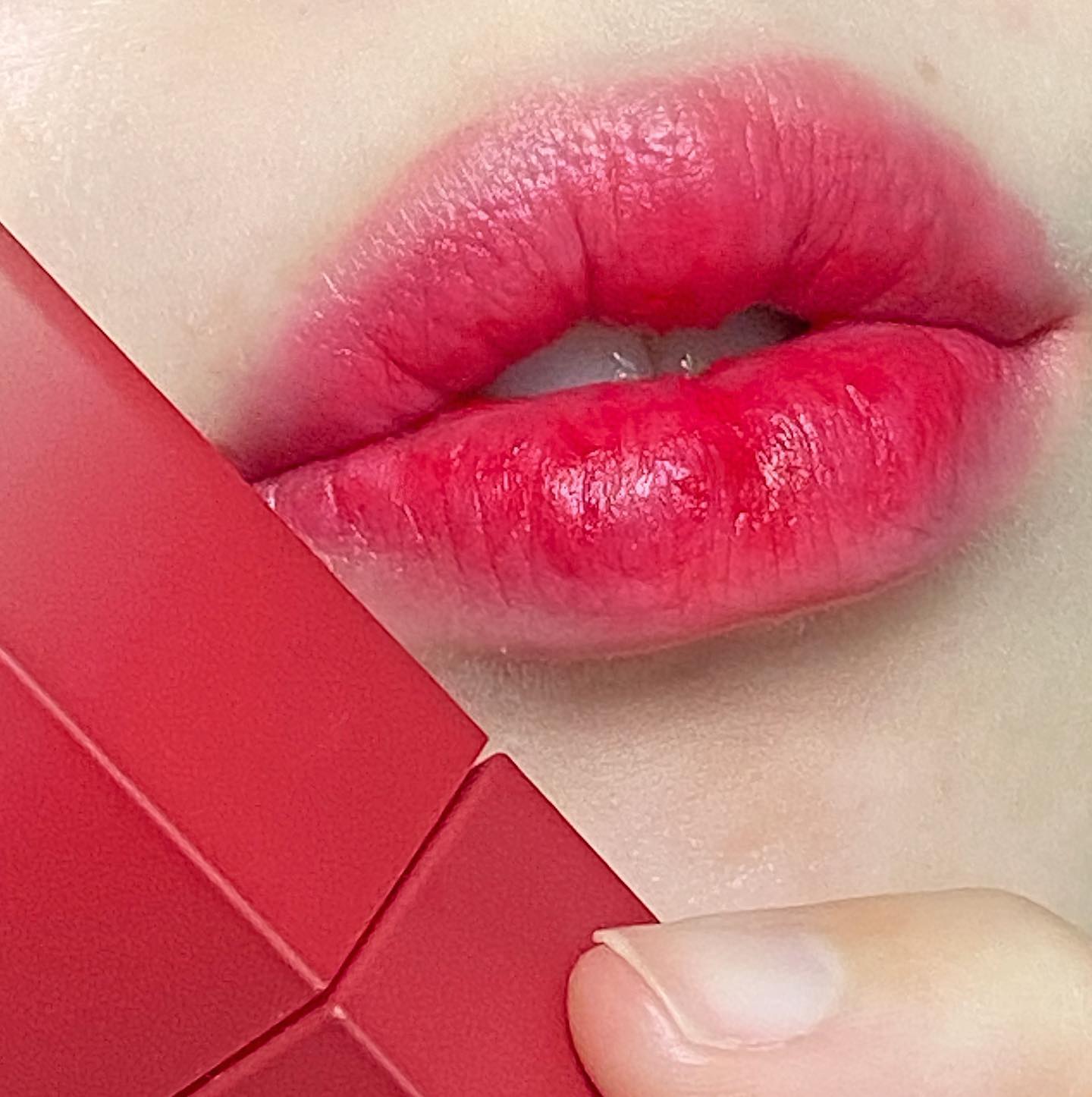 🍒💋쿨한 딥레드 립틴트💋🍒

데이지크 크림 도 로즈 틴트 08 클래시 

오늘 제품은 뛰어난 발색력과 함께 밀착력이 좋은 틴트 가져왔어요☺️ 

가격이 조금 세지만 사면 후회 안할 템 인 것 같아요! 

전체적으로 딥하지만 쿨한 체리 레드 컬러이고, 겨울 쿨톤인 분들이 쓰시면 좋은 컬러입니다! 

손등에 발랐을 때도 예쁜 컬러지만 입술에 발랐을 때 더욱 더 예쁜 컬러에요! 질감은 촉촉하지만 부드러운 제형입니다! 

전체적으로 만족하는 편이고 재 구매 의사 있는 템입니다! 쿨톤 강추🫶🏻🫶🏻❤️

#내돈내산