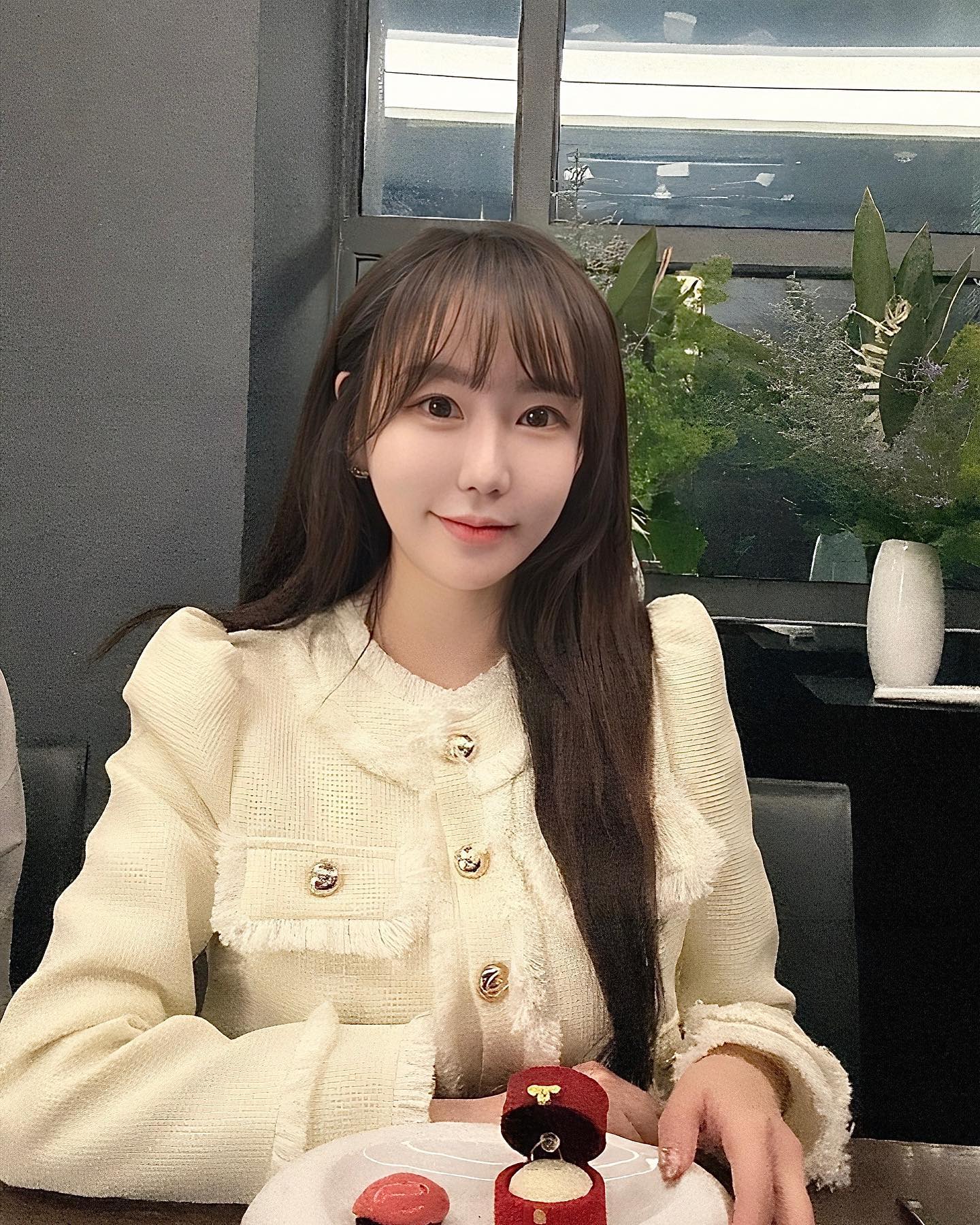 💛
밍디 생일밥 먹으러 방문했던
쵸이닷 디너 코스 🍽️🖤

다양한 코스요리에
예쁜 플레이팅 이지만🐚💍

맛은 좀 아쉬움..🥹

그래도 담당 서버님이 넘 친절하시고
추천해주신 와인도 🍷🥂
퍼포먼스도 넘 좋았기에✨

행복했던 디너 ❤️❤️

-
#여행가계모임
#청담 #쵸이닷 #최현석셰프 
#코스요리 #청담맛집 #파인다이닝