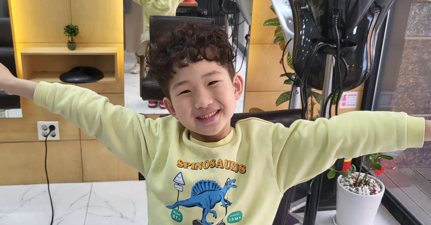 #육아스타그램 

그렇게 노래부르던 파마를 드디어 !!
파마를 해야한다며 이발을 절대 안 하고
열심히 머리를 기르다가 드디어 했다
첫 파마라서 엄청 빠글빠글하게 :)

#아기파마 #어린이파마 #8살남아파마 #8살파마