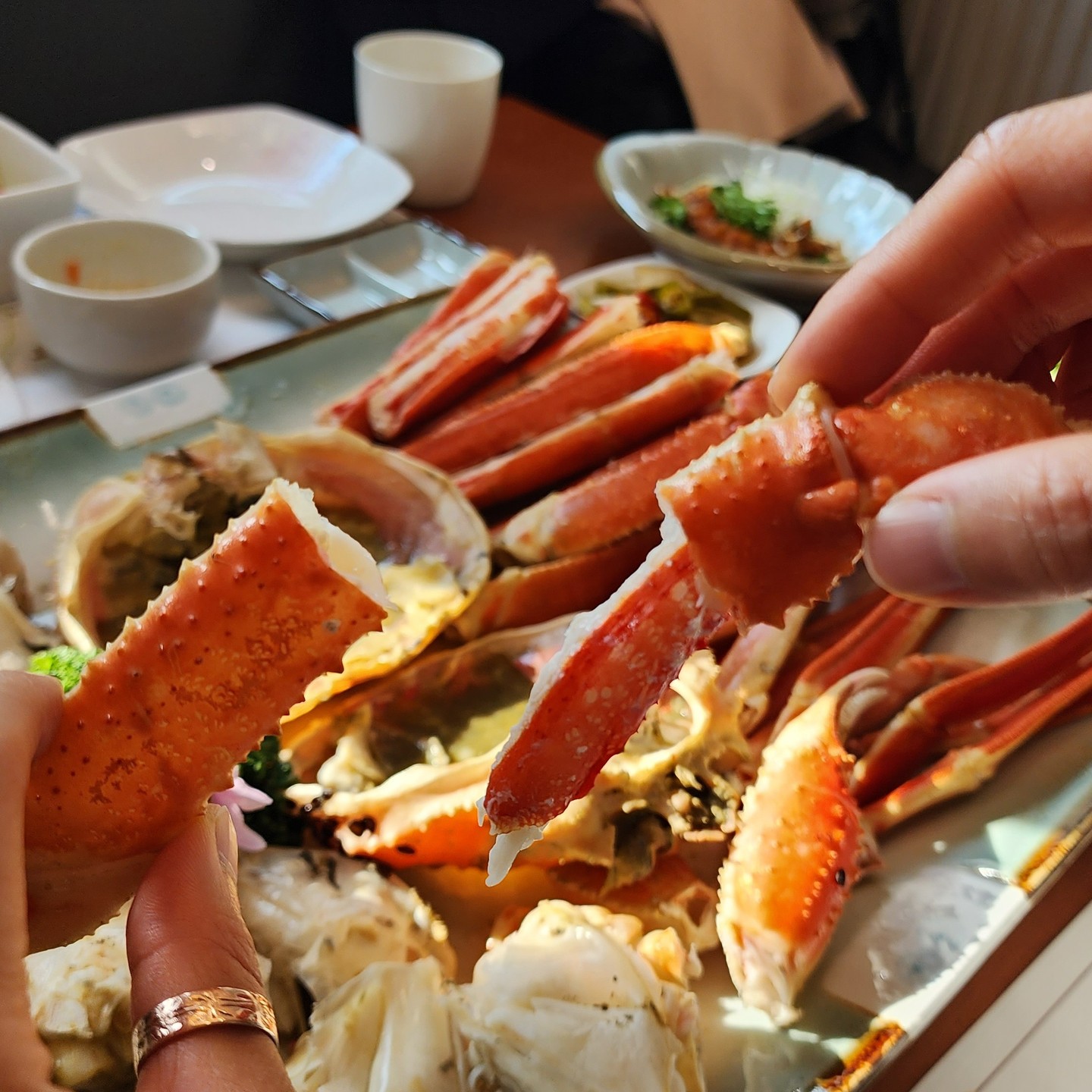 주말에 천안에 있는
크래버 대게나라라는 곳을 갔다왔는데!

세상에 되게 맛있었던 가게라 소개하려고
지금 인스타 업로드!

메인요리를 주문하면
죽, 샐러드, 연어샐러드, 꽃게탕,
게장볶음밥, 사시미, 토마토해파리냉채 등등

스키다시처럼 여러가지가 나오는데요!

되게 많이 나오죠~
깜짝놀랐다니까요

맛도 굉장히 맛있어요
해산물은 잘못하면 비릴 수도 있는데
그런거 없어서 좋았어용!!

그래서 가성비 갑이라고 해야되나
만족스러웠어요

천안 백석동으로 신축해서 이전했다고 하구요
오픈해서 그런지 되게 고급스럽더라구요

오픈이벤트로 대게 1kg 7만원대 제공하고 있구요
평일 런치정식(대게) 1kg 4만원대 제공하고 있어요!

거기다가 포장하면

평일 런치 메인 10% 할인 이벤트가 있다고 하네요!!

파티션 홀, 룸 등으로 구성 되어 있어
모임, 회식, 외식 장소로 좋을거 같아요!

포장 배달도 된다고 해요!
전 집이 수원이라서 나중에 생각나면
포장하거나 배달시켜서 먹을 수도 있어
정말 좋을거 같아요!!

#천안맛집 #천안백석동맛집 #천안대게 #천안킹크랩 #수원녀 #좋아요반사 #맛집블로거 #일상블로거 #천안랍스타 #천안가족외식 #천안모임 #천안회식 #천안회식 #천안외식 #천안가족외식 #천안주말외식 #대게포장 #킹크랩포장 #랍스타포장 #크래버대게나라천안점 #나나 #일상좋아요 #좋아요