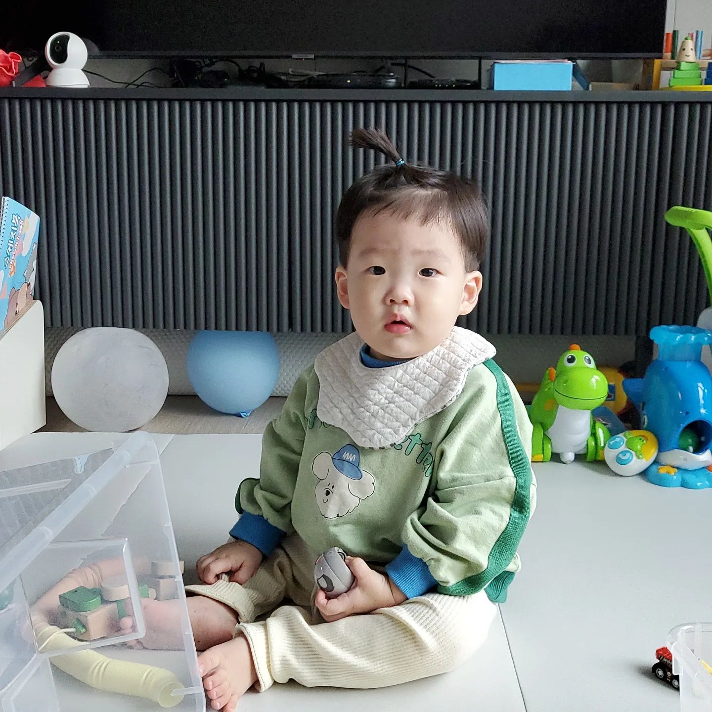 어느 날 하원 후, 사과가 된 성오 🍎
선생님이 친구 머리 묶어주는데 앞에서 성오도 머리를 가리키며 해달라고 했다고 한다 😂🤭

#511일 #흰소띠아가 #어린이집 #하원 #하원후일상 #사과머리 #성오의기록