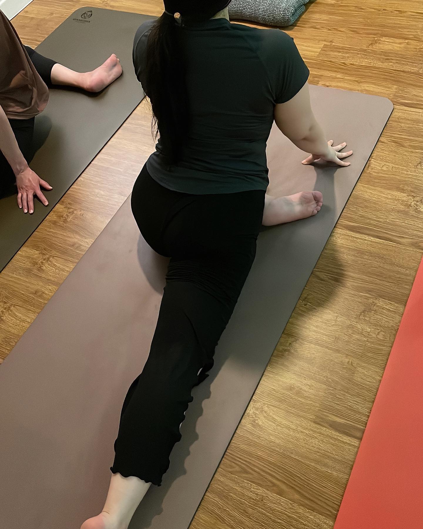 행복 그 잡채였던 오늘 수련.
오늘의 고됨을 땀뻘뻘 흘리며 훌훌 털어 놓을 수 있어서 행복했다..ㅠㅠ 내 마음 돌아보기를 잘 마무리 할 수 있는 한 주가 되어 감사하다. 수고 했어 나 자신🥰