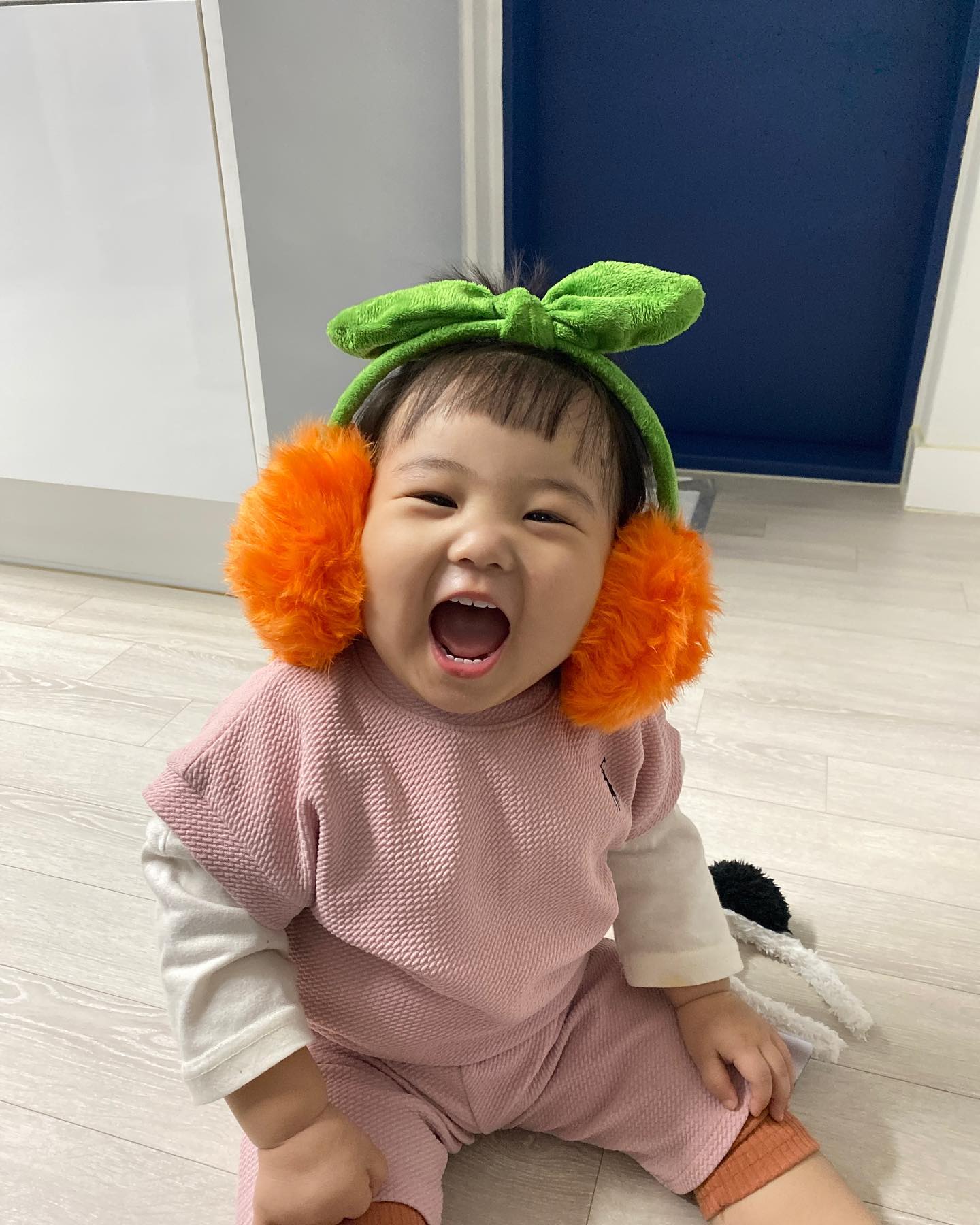 ❤️2023.04.21 생후483일 하윤공주❤️

너무너무너무너무 오랜만에 올려보는 피드 , 아침에 하윤이 어린이집 보내고 집안일하고 키키산책시키고 약속있어서 나갔다가 하윤이 하원시키고 집에와서 선물받은 제주직송 감귤 바로 먹였는데 너무너무 맛있는지 또또 외치는 우리애기 밥먹어야되서 더 못주고 다른걸로 관심유도 했더니 감귤귀마개 팬더인지 몬지 모르지만 동물머리띠에 꽂혀서 이것도 해보고 저것도 해보고 엄마도 해보라고 하고 의사표현도 명확해지고 할 줄 아는 말도 많아지고 발음도 점점 정확해지고 혼자 할수있는것들도 많이 늘어나고 자라는 모습이 대견하고 고맙고 엄마랑은 다르게 애교덩어리에 안아주고 뽀뽀해주고 하는걸 좋아하는 아가라 엄마아빠한테 뽀뽀도 해달라고 하고 먼저와서 하기도 하고 안아주고 토닥토닥해주고 춤도 춰주고 별걸 다 해주는 내딸 우리하윤이 아프지말고 건강하게 지금처럼 잘자라줘서 너무너무 고맙고 엄마아빠도 부족하지만 최선을 다할께  내새끼 아예 안아플순 없겠지만 조금만 아프고 건강하게 잘자라줘 엄마아빠가 아주아주 많이 사랑해 우리딸 🫶