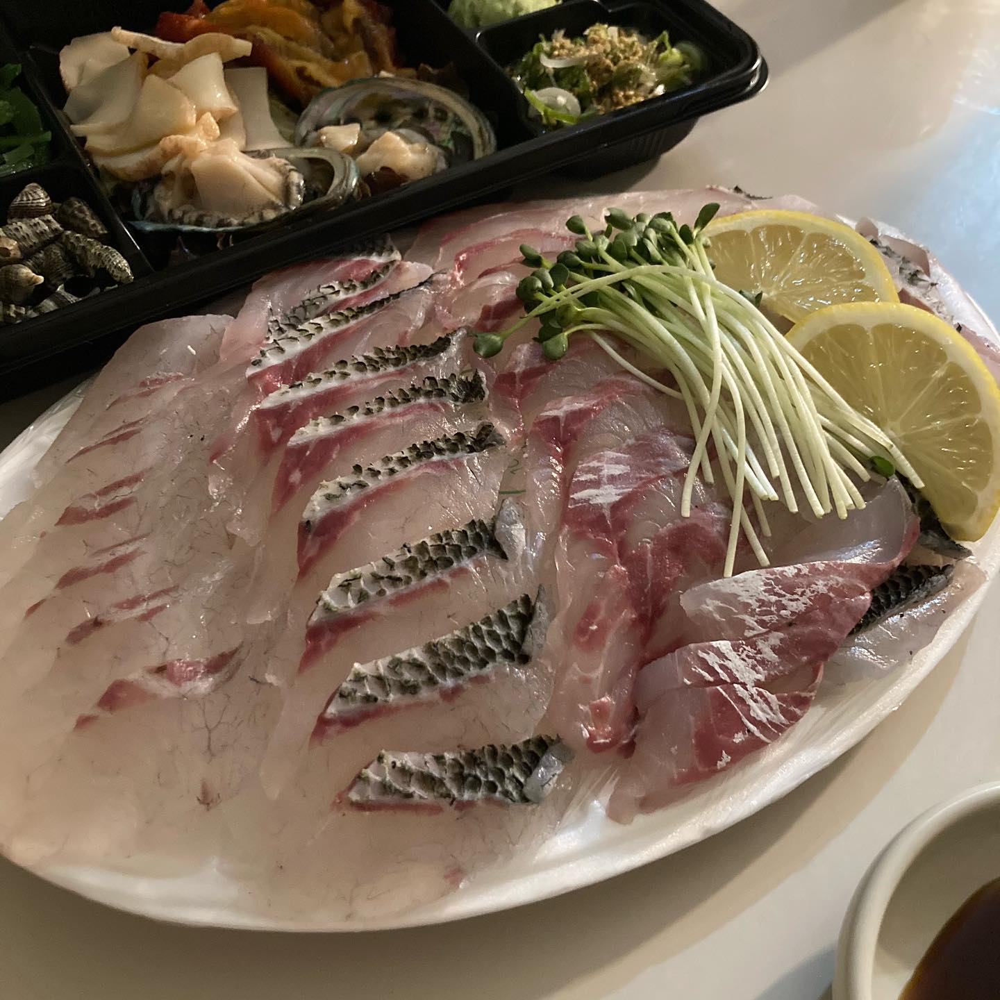 .
불금엔 술과 회🐠
오랜만에 먹는 회라 그런지 맛있어요!
소금에다 찍어 먹으니까 회가 더 단 느낌!! 술이 술술 들어가네용☺️💕
곰표맥주 너뮤 맛있다🤭