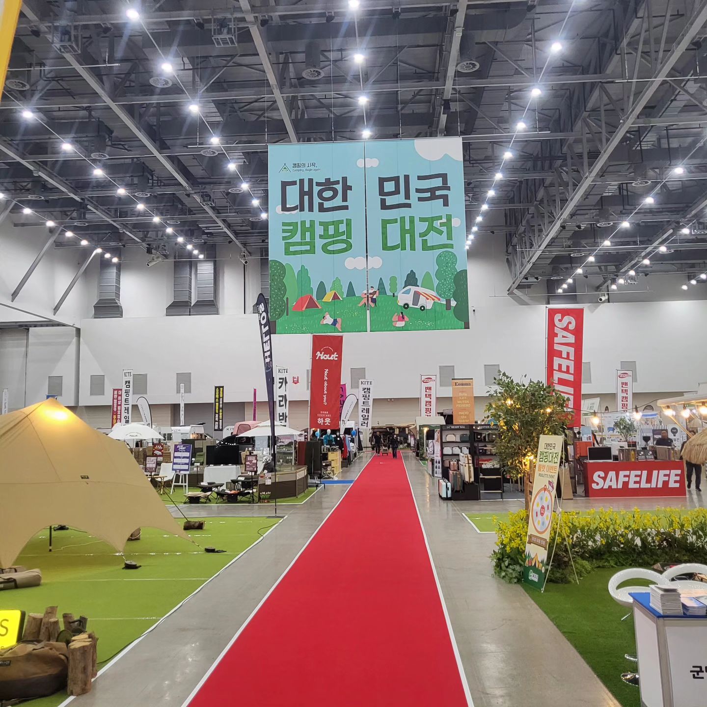 #캠핑박람회 🏕

제3회 대한민국 캠핑대전 오픈!!!

기간 : 2023년 4월 21일에서 4월 23일까지
장소 : 대구 엑스코 동관4,5,6홀
시간 : 10:00~18:00

선착순 이벤트로 폴딩박스, 블루투스이어폰, 교촌치킨쿠폰까지!!! 오픈런 안할수가 없었어요~👏👏

매일 선착순 이벤트를 진행한다고 하니 남은 3일동안 도전 추천합니다!!!👍👍👍

캠핑 필수품인 #텐트 부터 #감성캠핑탬 , #가족캠퍼 라면 다들 필수적으로 챙기는 에어컨, 캠핑 끝판왕 카라반&캠핑카까지~

#대한민국캠핑대전 #대구캠핑대전 #대한민국캠핑대전서포터즈 #대구캠핑 #대구캠퍼 #캠린이필수 #엑스코 #엑스코박람회 #캠핑박람회

daegu_camping