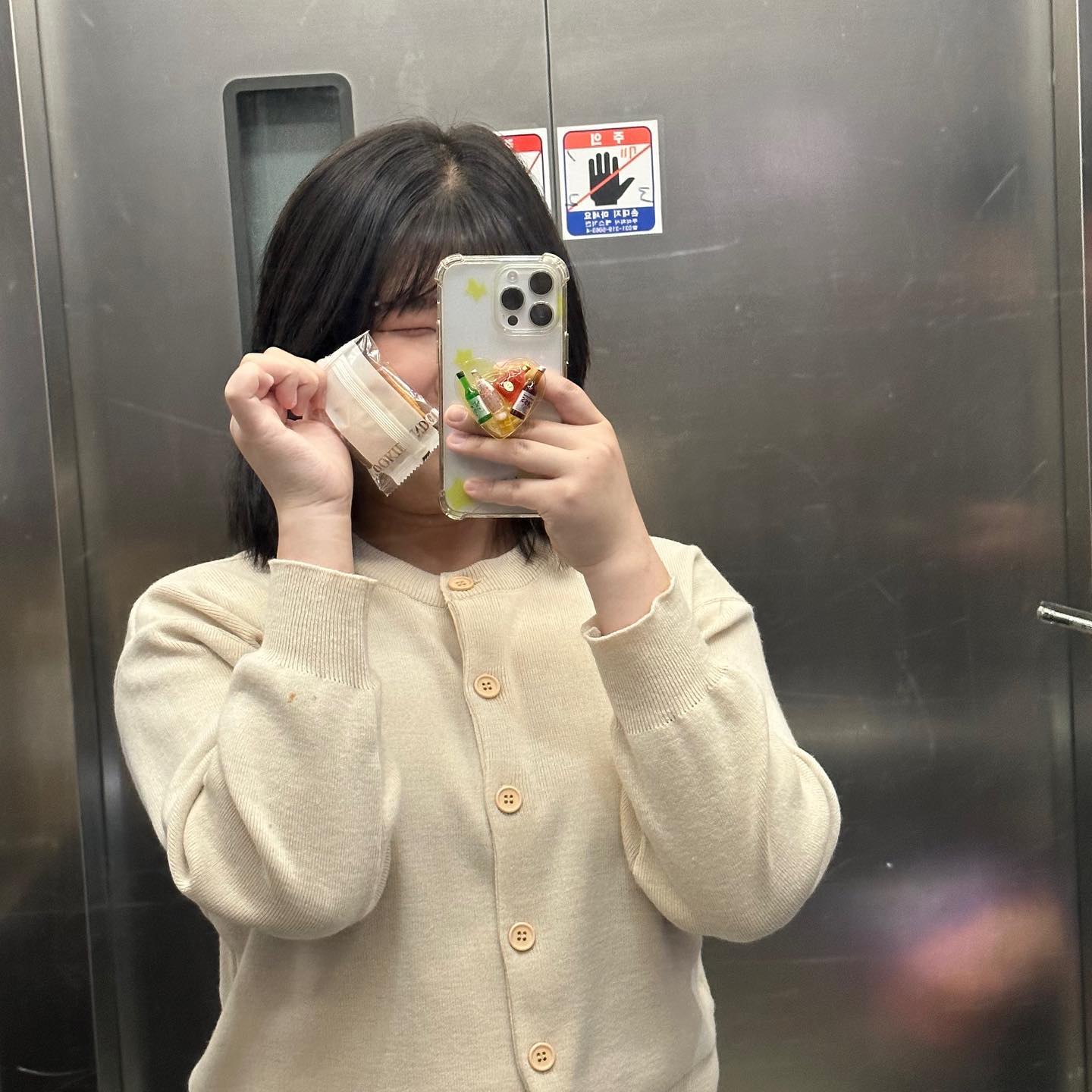 오빠 본가가서 예쁨만 잔뜩 받고 온날🌸
쩡블랑 세차 맡기고 또리또또 데리고 산책 나오신 어머님이랑 산책하고 맛있는 냉면 먹고 저녁으로 곱창 먹고 어머님께서 과일 챙겨주시고🍎 저녁 먹으면서 어머님 아버님께서 조언도 엄청 해주시고 많이 복잡했던 맘이 정리하고 나 정말 예쁨 받고 있구나를 느끼게 해주신날😭 오빠동생분도 친절하시고 너무 행복했던 하루❤️

👨🏻:너희는 아직 늦지 않았다. 앞길이 창창할 나이니 뭐든 도전해 봤으면 좋겠다.

#커플 #결혼 #조언 #응원 #미래 #어머님아버님❤️ #이쁨받기✌️ #01 #96 #행복하긔💕 #걱정그만👋 #내인생이제시작 #잘해보자❤️