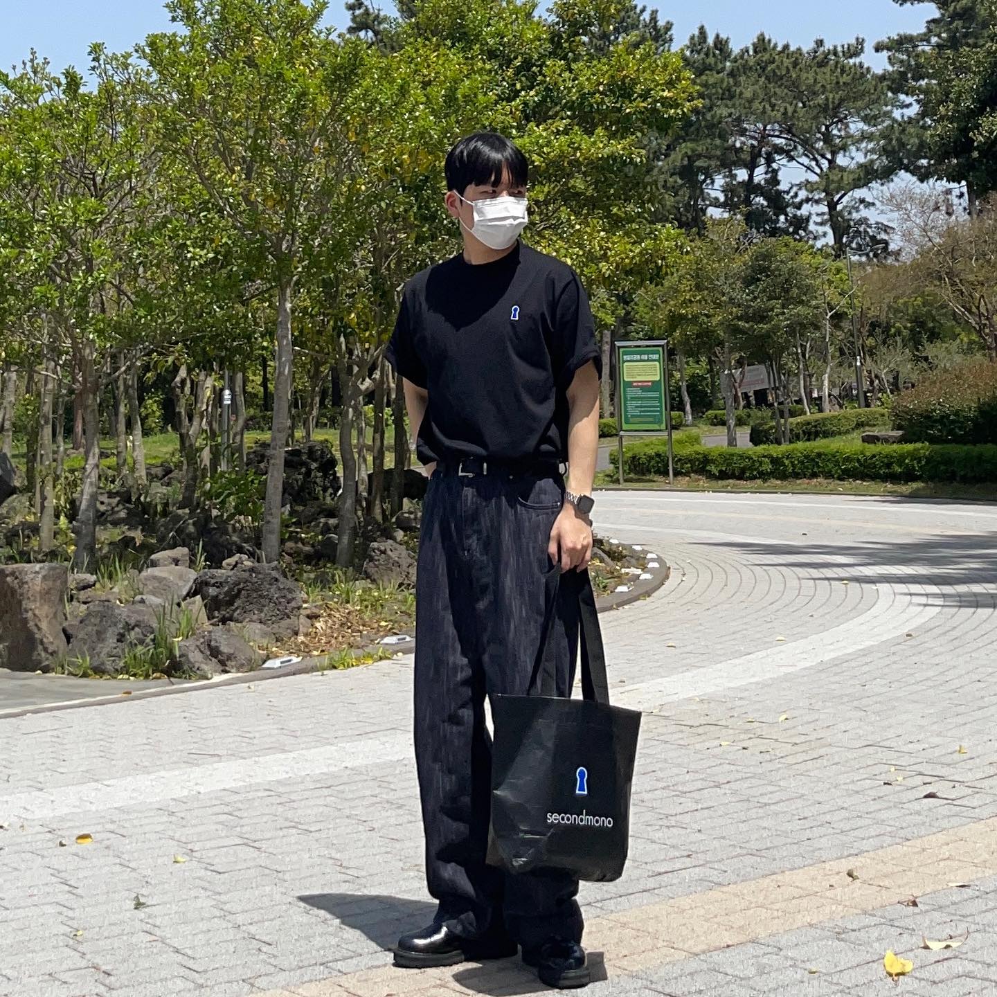 #협찬 
 ⠀⠀⠀⠀⠀⠀⠀⠀⠀⠀⠀⠀⠀⠀⠀⠀⠀⠀⠀⠀⠀
secondmono_official 에서 쿨 드라이 소재로 만들어져 더워지는 날씨에도 시원하게 입을 수 있는 반팔 티를 제공받았습니다. ⠀⠀⠀⠀⠀⠀⠀⠀⠀⠀⠀⠀⠀⠀⠀ ⠀⠀⠀⠀⠀⠀⠀⠀⠀ 
이번에 출시된 Keyhole Collection은 진정한 자신을 발견하며, 일상을 즐기는 라이프 스타일에 관한 이야기를 담았다고 합니다. ⠀⠀⠀⠀⠀⠀⠀⠀⠀⠀⠀⠀⠀⠀⠀ ⠀⠀⠀⠀⠀⠀⠀⠀ 
다양한 룩에도 매치하기 편하고 깔끔하며, 소재도 시원해서 더운 날 동안 데일리로 자주 입기 좋을 것 같습니다 😊 ⠀⠀⠀⠀⠀⠀⠀⠀⠀⠀⠀⠀⠀⠀⠀ ⠀⠀⠀⠀⠀⠀⠀⠀⠀⠀⠀⠀⠀⠀⠀ ⠀⠀⠀⠀
•제품 : 키홀 릴렉스드 쿨 코튼 (Black/L)
