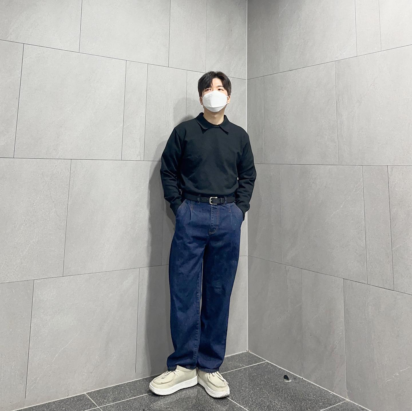 #협찬 지금 날씨에도 입기좋은 얇은니트 니트류가 별로없어서 요즘 더 관심 가지게되네요
suarestudio 에서 카라 라운드넥 니트를 제공받았습니다
.
.
.
.

🔈 172/66인데 M사이즈 제공받았어요! 

🔈 컬러는 제가 제공받은 블랙을 포함한 8가지로 구성되어있어요!

🔈 소재가 얇은 편이라서 지금 날씨에 입기 부담 없어요

🔈 이너티로 딱이당 ㅎㅎ

Top : suarestudio 
Pants : beslow 
Shoes : lemouton_shoes 
Acc : musinsa_standard