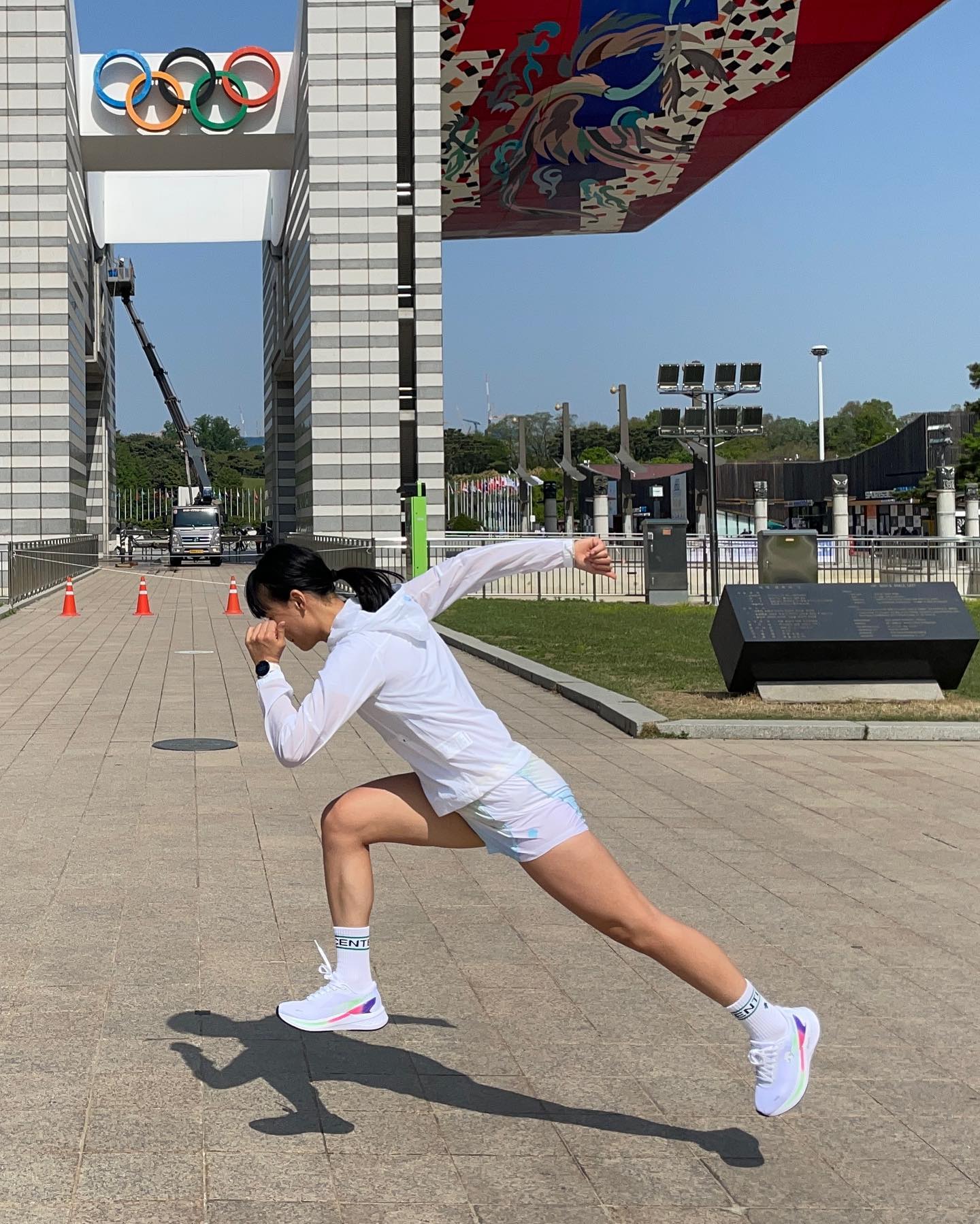 #데상트 #에너자이트슈퍼V2
어제 데상트 에너즈이트슈퍼V2 신고 러닝 뛰어봤어요🏃‍♀️

신발 신을때부터 느껴지는 착 감기는 느낌..🤍 디자인 넘 예쁘지 않나요?!😭
핏이 잘 맞아서 착화감 너무 좋고 흔들림이 없어서 러닝 뛸 때 발목 돌아가는 걸 막아주는 거 같아요!

쿠셔닝도 안정적이어서 업힐, 가벼운 장거리도 문제 없습니다! 어제 신고 업힐 뛰었는데 넘넘 편했어요 🥰

데상트 R&D 폼 미쳤다 🤭

💙 descente_kr 
📸 cheverthig arte_ohrok jonghan_future 

#협찬 #DESCENT #데상트러닝 #데상트러닝화 #러닝 #런스타그램 #러닝화 #러닝화추천 #에너자이트슈퍼 #데상트에너자이트슈퍼V2