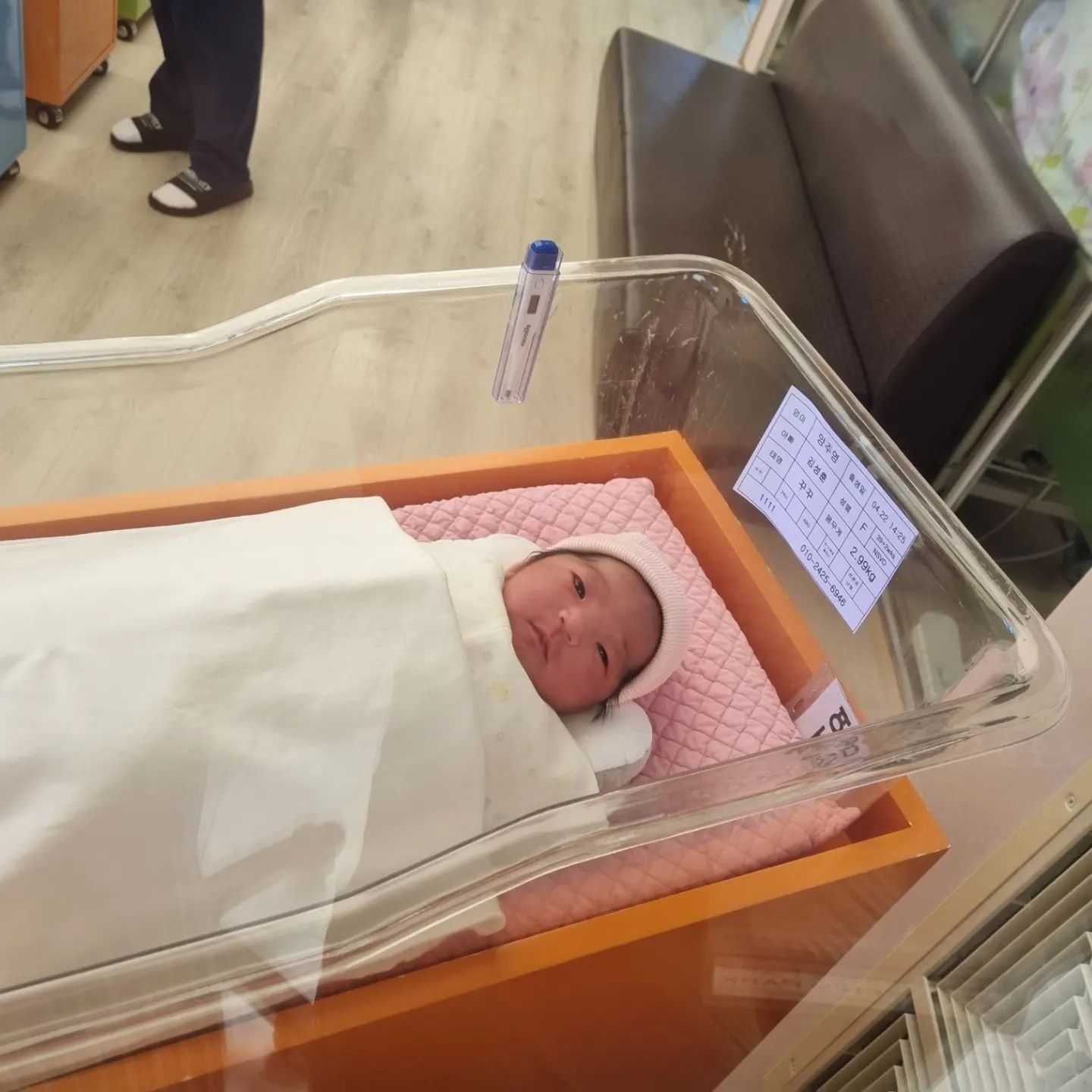 4월 21일 14시 25분 태명 꾸꾸(똘똘이) 건강하게 잘 태어났습니다 ㅎ 진통12시간 분만 20분 산모도 건강하구요 태어날때 양수를 많이 먹고 울지않아서 걱정 했지만 양수뱉어내고 건강확인 끝! 
#득녀#아빠랑똑같이생김#귀요미#애가착해#