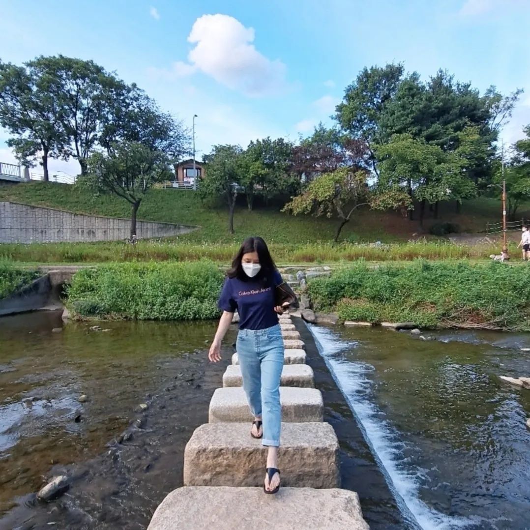 일수 찍으러 가는거 같다구 하네요? ㅎ
이런~  분당의 탄천길 돌다리
돌다리도 두드려보고 건너자구열 ㅋ
날씨도 좋구 넘나 행복함~♡

#일상그램 #분당탄천 #분당하늘 #분당탄천산책 #분당탄천돌다리 #즐거운토요일💕