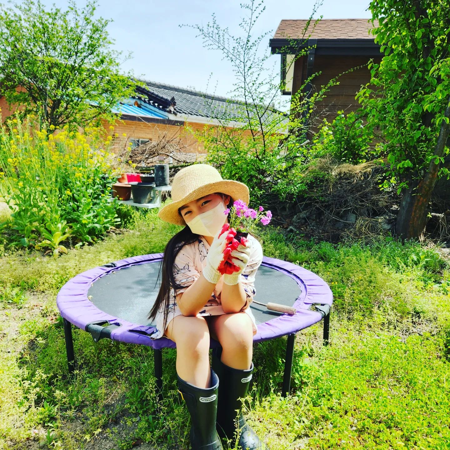 미세먼지 최악인날이네요 
허나 화단에  금잔디를 심기 하려는데 막둥이  이러고 앉아 있는 모습이  귀여워서 한컷. 

#분갈이#봄 #금잔디