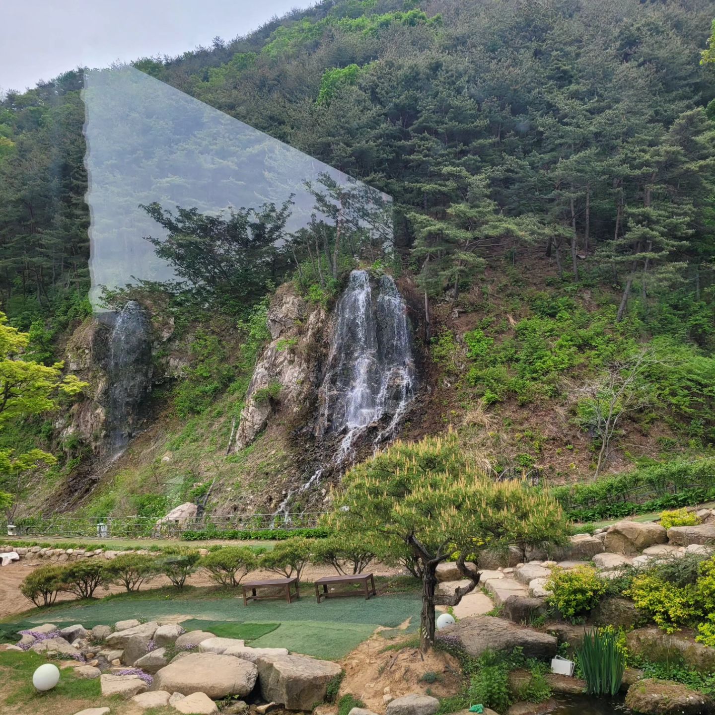 슬찬이 데리고 신기한 체험 시켜주는 중 그 와중에 엄마 아빠도 힐링스팟으로 청도 로카에^^

#힐링스팟 #청도 #로카커피 #네이처파크 #가족사진