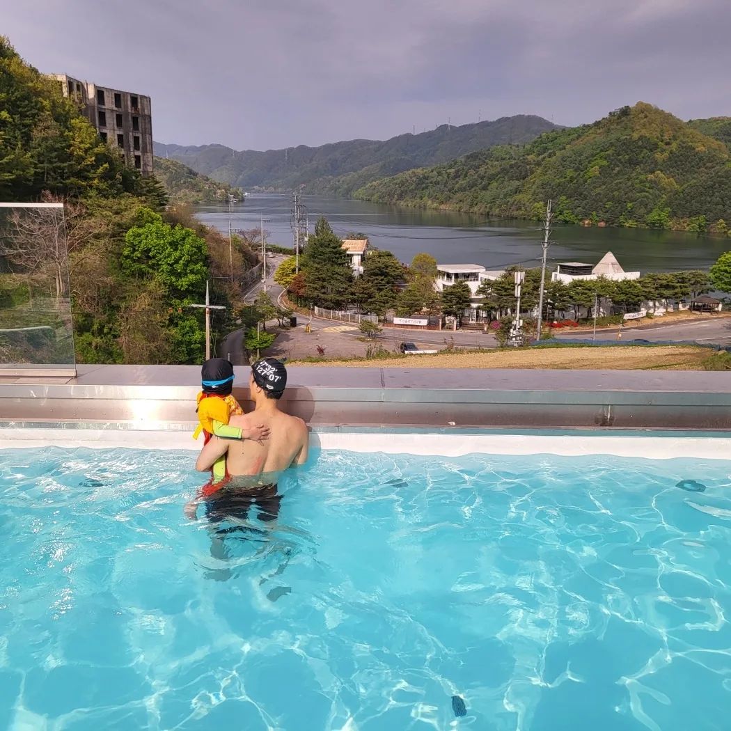 가평 디온카페에 다녀왔네요. 디온풀빌라에서 운영하는 디온카페.  북한강뷰가 보이는 인피니티풀도 이용 가능했어요. 물론 개인 탈의실 공간도 있구요. 신기한것은  카페 상부와 수영장 연결된 투명창 ^^ 수영하며 카페 내부도 보고 재미있었네요. 수온도 따뜻해서 수영하기 좋네요. 당일치기 수영 장소로도 좋고 상품에 디저트 하나 음료 2개 포함되어서  완벽구성있듯해요.

#디온카페  #디온풀빌라 #가평카페 #가평풀빌라