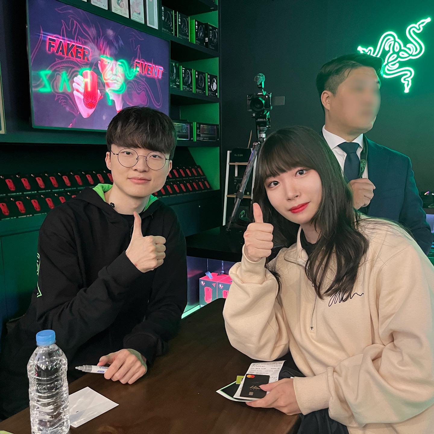 가보로 남길 사진
시즌 중엔 가지도 못하니 팬미팅 갈 기회가 없었는데 스스로 쟁취했다✨

#페이커 #faker #용산아이파크몰