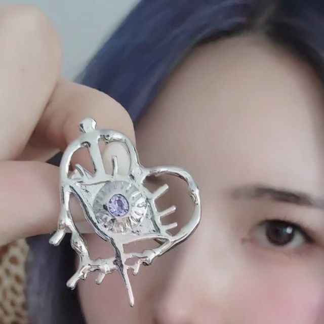 홍재연 on Instagram: "#광고 . 어떤 옷에도 예쁘게 어울리는 브로치!! 크지도 작지도 않은 포인트를 주기에 딱 좋은 사이즈에요~ 저는 이번에 결혼식장과 여행에 가서 착용을 했는데 원피스, 자