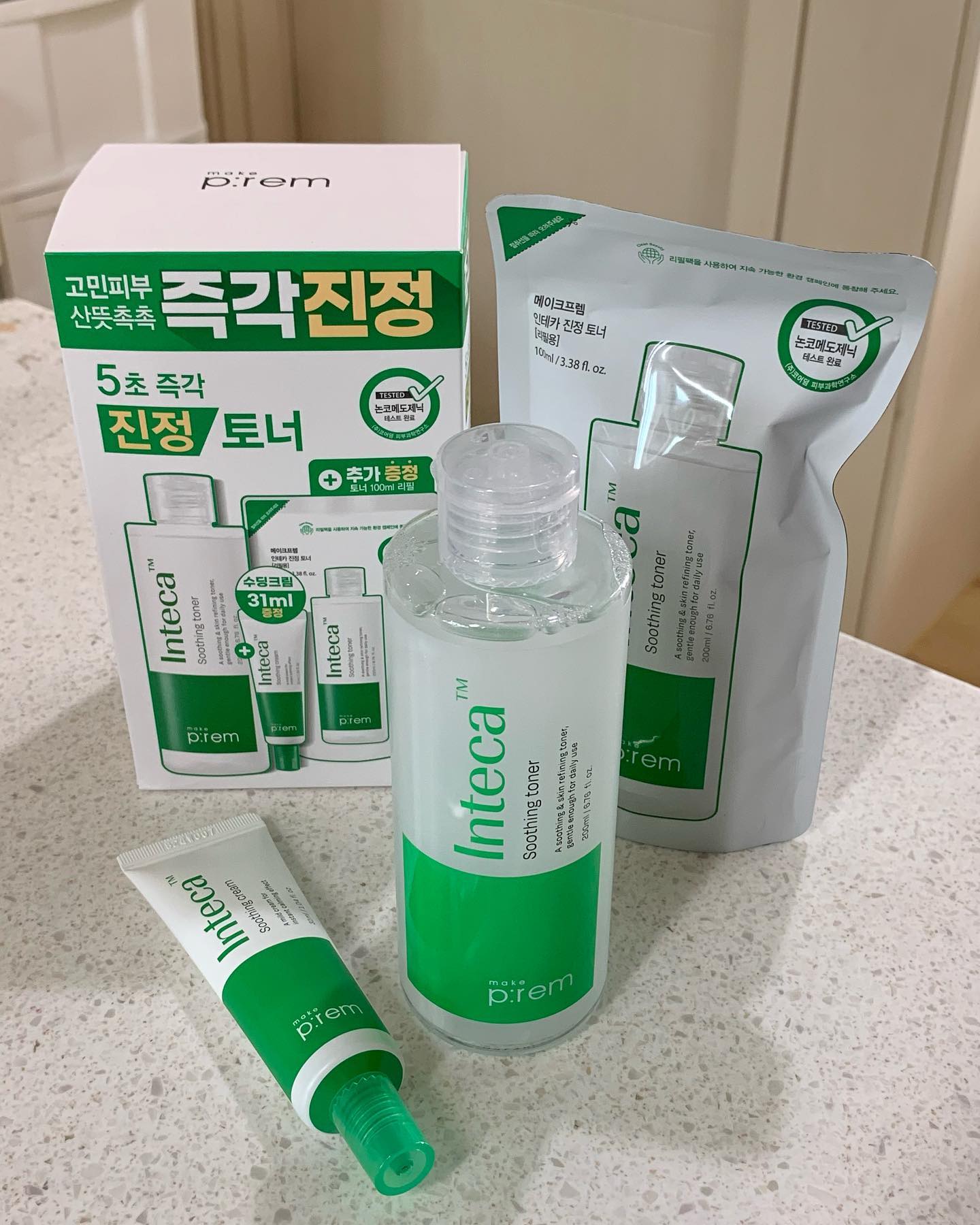 #제품제공
메이크프렘 인테카 진정토너

인테카는 병풀성분인 테카에 특허공법을 적용해
흡수력을 높인 성분 이라고 해요!
그래서 급속 진정이 가능하고, 순해서 민감피부도 사용가능~!

물토너 제형으로 끈적임없이 산뜻 촉촉한 마무리감이고,
저는 화장솜을 쓰지않고 피부에 바로 붓는 사람인데
이 토너 입구는 평평하지않고 뾰족? 나와있어
화장솜을 써야되겠더라구요…
아무튼,, 원래 화장솜을 쓰시면 아무런 문제는 없고
뚜껑이 돌돌 닫는형태가 아닌 똑딱 여는 원터치형이라 편했어요~
천연효소가 묵은 각질과 피지를 자극없이 개선한다는것도 장점 중 하나!

토너 리필과 수딩크림도 들어있어 너무 좋은 기획이예요!!
디렉터파이 TOP of TOP 토너 선정되어서 뭐 말 다했죠?ㅎㅎ

#메이크프렘 #인테카진정토너 #진정토너 #각질토너 #올리브영토너 #인테카 #시카 #토너추천 #올리브영 #올영추천