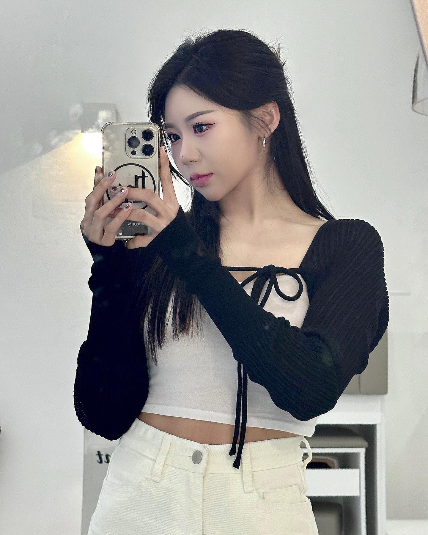 #모먼트제이네일 샵오픈
내가 첫번째 손님🖤
흰색 바지 vs 핑크색 바지 뭐가 나아요?!
오늘 받은 네일에는 둘다 어울리는거
같은데..💗드디어 기다리고 기다리던
네일 받아서 기분이 째져~~
.
.
.
.
.
.
.
#구미 #원평동 #구미네일 #nail 
#moment j nail #금리단길 #유니크네일 #키치네일 #원평동네일 #네일 #네일샵 #예쁜네일 #구미네일샵 #신상네일