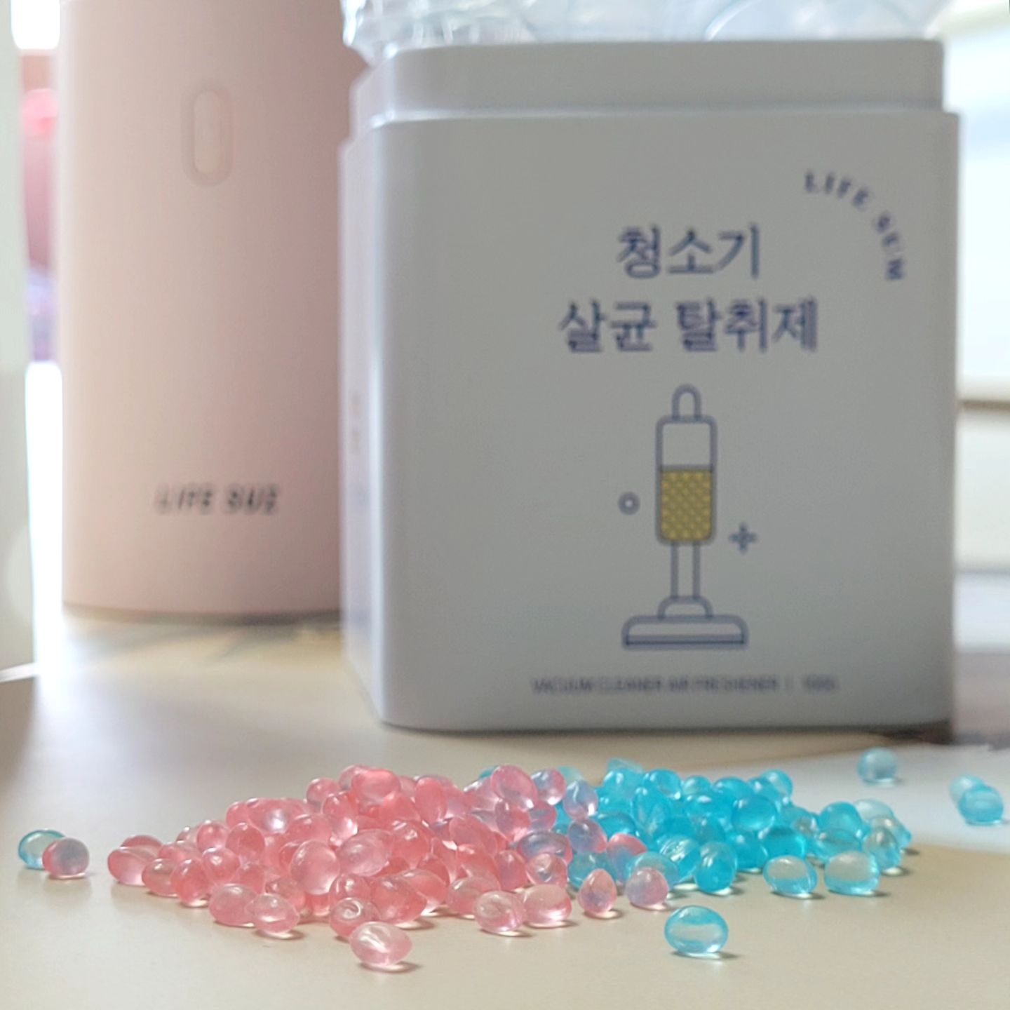 #협찬
라이프썸 청소기 살균 탈취제 🍃

청소기 돌리다보면 먼지통 자주 비우고 헹궈도
쿰쿰하고 퀘퀘한 그 냄새.. 결국 나지요?🥲
냄새나는만큼 떠돌아다니는 세균까지😨

이제는 라이프썸 청소기 살균 탈취제로
향긋하게 깨끗하게 청소기 돌려요 :)

특히 라이프썸 청소기 신혼때 사서
6년?7년? 정말 잘 사용하고 있는 제품이라
라이프썸에서 탈취제 만들었다고 하니
더 믿음이 가더라구요!!
역시나 살균 탈취 향기까지 싹 잡는 
라이프썸 청소기 살균 탈취제!

먼지통이 있는 청소기에는 모두 다 사용 가능하고
청소기 먼지통뿐만 아니라 탈취와 향기가 
필요한 곳이라면 한 두스푼 덜어서 사용해도 좋아요!
(⚠️단, 아이나 동물의 손에 닫지 않는 위치에)

뚜띠네처럼 반려견/묘를 키우는 집이라면 
털로 인한 청소기 냄새 탈취에도 효과적👍
요즘 미세먼지와 황사때문에 안그래도 청소기를
자주 돌렸는데 탈취제의 향긋한 향 때문에
더 자주 돌릴 예정ㅎㅎㅎ 로봇청소기에도 슝슝~

라이프썸 청소기 살균 탈취제는 
여기서 👉 lifesum_official

.
.
#라이프썸 #라이프썸청소기살균탈취제 #청소기탈취제 #주부스타그램 #청소스타그램 #청소기 #살림템 #다이슨청소기 #살림스타그램 #청소템 #향기 #향기스타그램 #집스타그램 #홈스타그램 #청소#살림은장비빨 #일상스타그램 #l4l #444