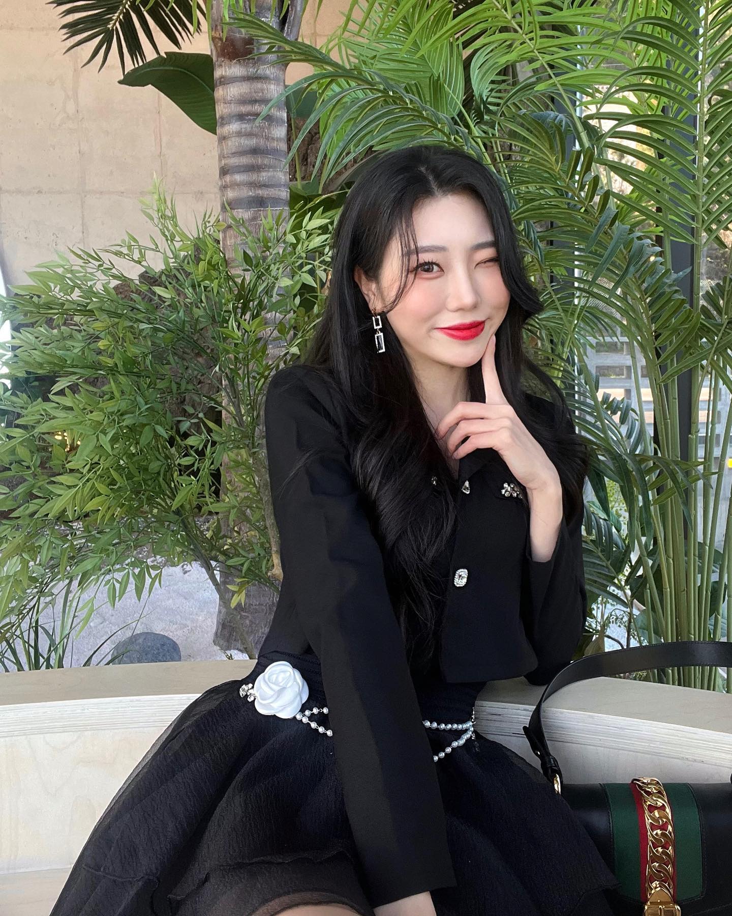 다들 잘 지내시나요~?
스토리로 보셔서 아시겠지만 전 이사랑
결혼준비로 정신 없는 나날들을 보내고 있어요~

현생에 집중하다보니 전 처럼 많은 활동과 소통은 못하지만
간간히 스토리에 최근 근황 올리고 있어요😖

게시물을 한달에 한두번 꼴로 올려서 인지
인스타가 많이 쥬거찌만 지금은 천천히~
그리고 바쁜시기 끝나면 더 자주 보아용😉