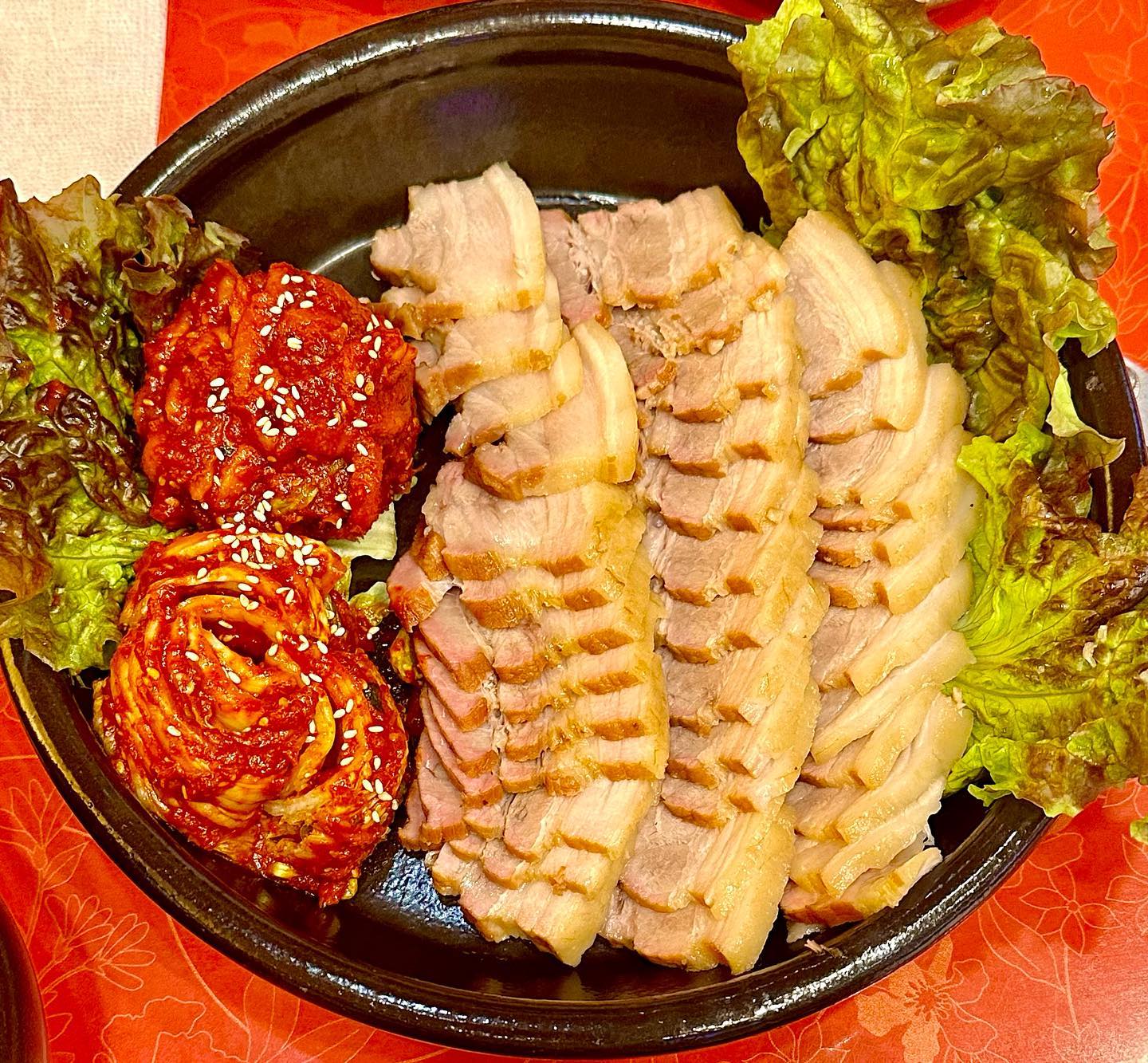 칠곡3지구맛집 “단지보쌈” 갔다옴
#칠곡3지구맛집 #단지보쌈 

😋 대구 칠곡 3지구에 위치한 보쌈맛집 단지보쌈에 다녀왔습니다!

😋 원래 좌식의자였는데 최근에 리모델링하여 신발을 벗어야하는 불편함이 사라져서 좋았습니다!

😋 보쌈과 김치의 조화가 적절하게 되어있지만 막국수와 함께 드시면 조금 짜다는 생각도 듭니다! 하지만 술과 함께 먹는 사람들이 대부분인 것 같은 분위기상 적절하다고 생각해요!

😋 보쌈이 살코기부분과 비계 부분이 어느하나에 치우쳐 있는 것이 아닌 적절하여 좋았습니다!

😋 다양한 세트가 있지만 저는 친구 1명과 함께 방문하여 짝꿍세트를 먹었습니다.

😋 짝꿍세트는 2인분이라 양이 딱 좋았죠!

🌟단지보쌈 - 대구 북구 동천로 128-8 102호 

🍽️짝꿍세트(보쌈(소) +쟁반국수(중))=40,000원

🕰️영업시간 11:00 - 23:00
🌟브레이크타임 15:30 - 17:00
🌟라스트오더 22:40