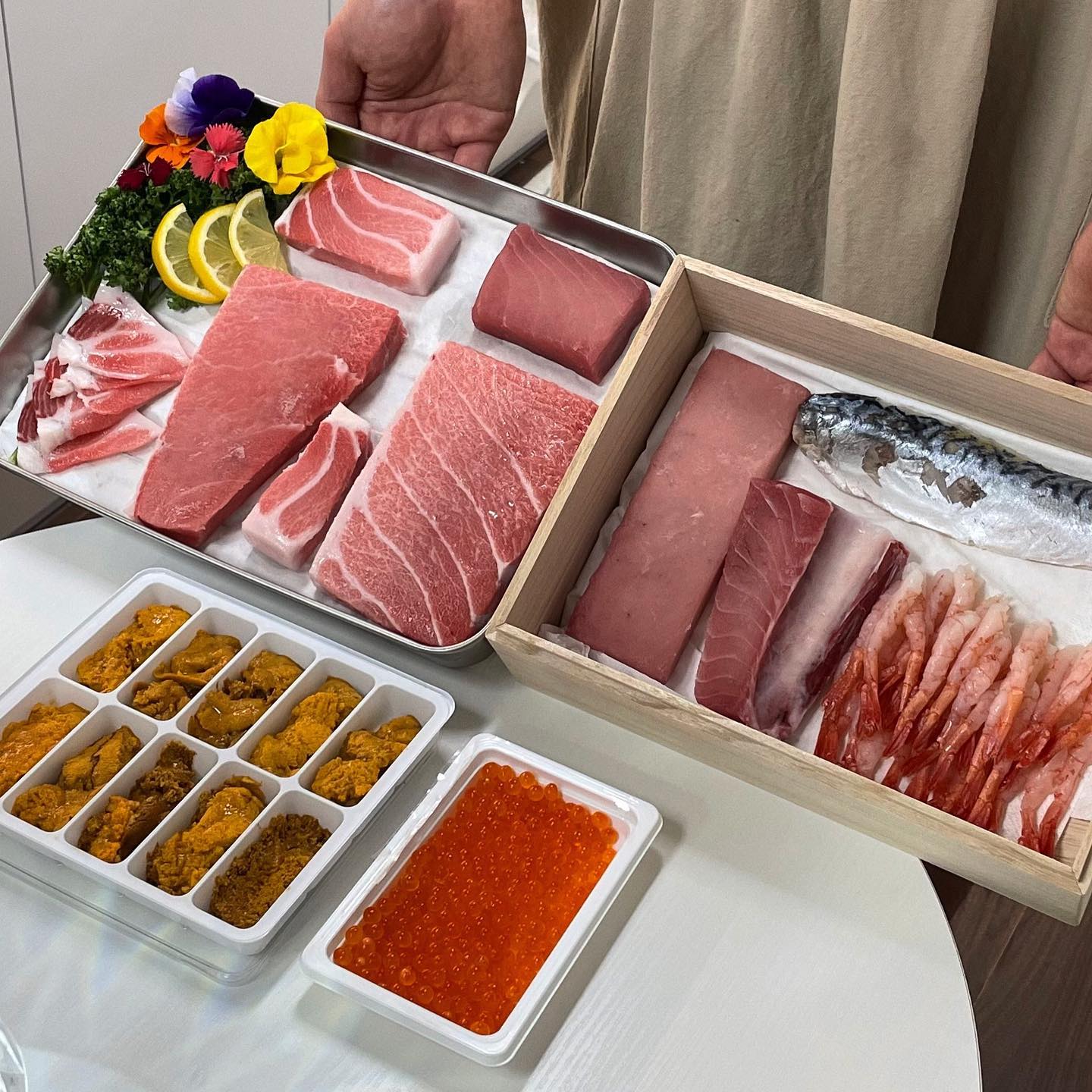 주말에 남편이 준비해준 홈마카세🍽️

참치, 우니, 연어알, 단새우, 고등어초절임 사와서 코스로 요리해줬어요🍣

차완무시(계란찜)는 가쓰오부시 우려낸 육수로 만들었다고 해요,, 정성가득🫶
그리고 오마카세 가서 맛있게 먹었던 후토마끼랑 고등어봉초밥도 집에서 먹을 수 있다니 신기했어요!

행복한 저녁이었어요🥹✨

#홈마카세 #남편요리 #요리 #집밥 #신혼밥상 #먹팔