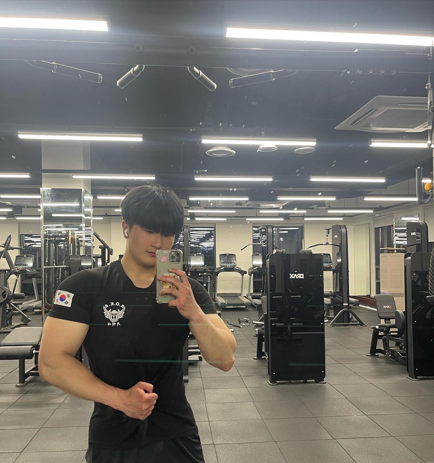 2023.5.2 운동기록📝

🔥가슴 운동🔥

✅벤치프레스 55kg 15회 2set 
  60kg 15회 1set
  65kg 15회 1set
✅인클라인 벤치프레스 45kg 15회 2set 
  50kg 15회 2set 
✅머신 체스트 플라이 55lbs 15회 5set

🔥등 운동🔥

✅맨몸 풀업  12회 5set
✅원암 시티드 로우 50kg 15회 1set
  55kg 15회 2set
  57.5kg 15회 2set
✅하이 로우  45kg 15회 2set
  50kg 15회 2set
✅암 풀다운  40kg 12회 3set

⏰휴식시간 : 1분40초

화요일 운동 끝🔥
오늘은 가슴과 등운동을 했어요😆 원래 월요일에 해야했는데 어제는 근로자의 날이어서 헬스장도 쉬더라구요..?🥹 결국 오늘 어제 못했던 운동을 했네요😊😊
이번주는 하루씩 밀려서 운동해야 될 거 같은데 금요일도 심지어 어린이날...😮
헬스장 일일권 끊어서라도 갔다오는게 나을까요?
.
화욜 운동도 다들 고생하셨구 득근하세요💪💪