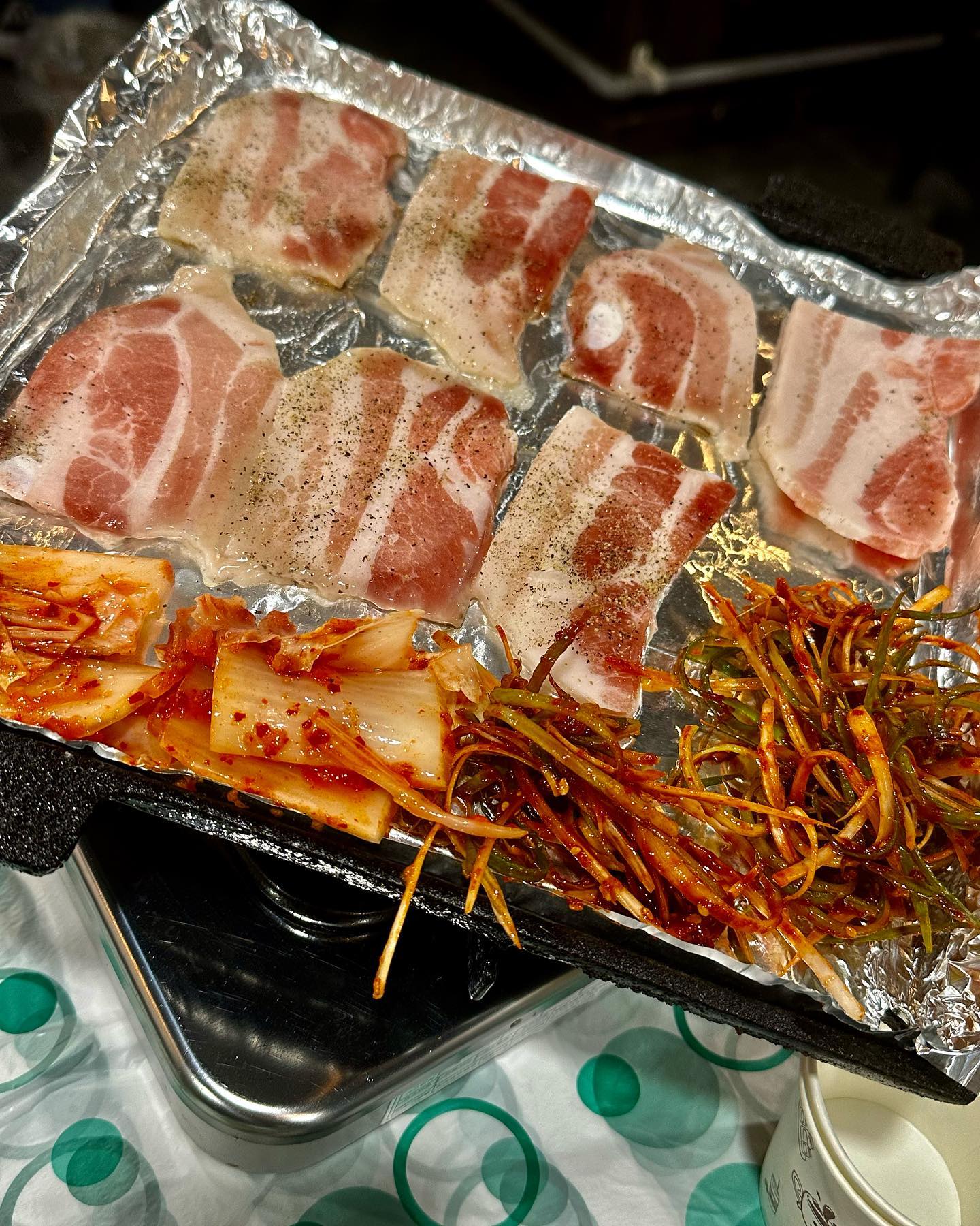 안냐쎄여 인님들✋

예랑이랑 동네 산책하다가
‘번양집’이라고
냉삼 맛집 발견했어요☺️☺️

고기 좋아하는 우리둘 ㅋㅋㅋㅋ
보자마자 들어가서
냉삼 3인분에 비빔쫄면 주문✌️✌️

냉삼위에 후추 톡톡하고
지글지글 굽는데 
일단 고기 냄새에서 현기증이 왔고

같이 구운 파저리에 냉삼싸서
먹는데 저세상 맛이에요😄😄

먹는 내내 이렇게 가까이에 
냉삼 맛집이 있었냐며 ㅋㅋㅋㅋ🤣

1인분에 7,900원 
가성비 넘 좋구요🫶

둘이서 5인분에
마지막엔 보끔밥까지🌸

음료는 소주1병 하이볼 한잔🤤🤤

서비스로 계란찜까지 
야무지게 먹고 배 퉁퉁 두드리며
나왔어요🤭🤭

울 인님들도 오늘저녁 
냉삼 어떠세용? 🥩🥩

저는 출근중인데
중간중간 울 님들 피드 구경갈게요🤗

오늘도 화이팅하시고
즐거운 하루 보내세요💗💕💗💕💗💕

📍 서울 관악구 보라매로 11 1층

맛 ⭐️⭐️⭐️⭐️⭐️
서비스 ⭐️⭐️⭐️⭐️
.
.
#저녁메뉴 #저메추 #번양집 #냉삼맛집 #당곡역맛집 #신림동맛집 #고기스타그램 #오늘뭐먹지 #맛스타 #먹스타 #맛스타그램 #먹스타그램 #맛집탐방 #먹팔해요 #선팔하면맞팔 #일상 #소통 #데일리 #핵존맛 #홈쿡 #신혼일상 #좋아요반사 #첫줄반사 #인친환영 #food #kfood #직장인스타그램 #유지어터 #술안주 #술스타그램