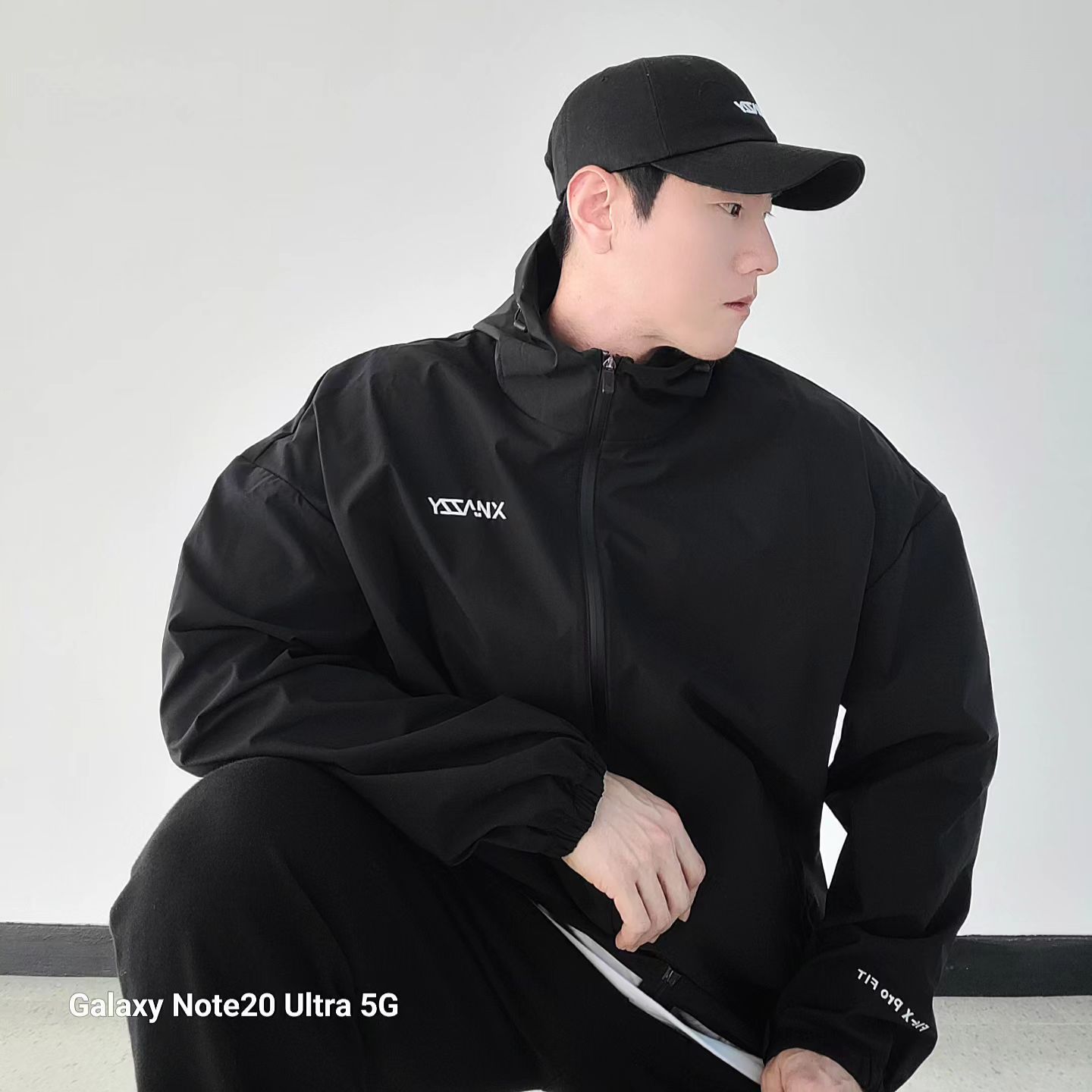 오늘 소개해드릴 제품은 
제가 서포터즈로 속해있는
엑스네지의 플렉스 프로 스웻자켓 입니다
처음 상품을 받았을땐 땀복인줄 알고
유산소 탈때 입어야지 했는데...
땀복과 웜업자켓의 중간?느낌
등쪽도 통풍이 잘되게 되있고
너무 두껍지도 얇지도 않고 지금 날씨에 편하게
입고 다니기도 딱입니다(그냥바막같아요)
저는 182에 85키로 XL를 착용했고
(운동복은 무조건 제일 큰거입는 버릇이;;;)
안에 티셔츠나 맨투맨입어도 충분히 
여유 있는 사이즈입니다
바지랑 셋업으로 나온 제품이라 셋업으로 입어도
너무 예쁠꺼 같아요
운동영상이나 사진으로 찍으려했으나
허리 부상으로...ㅜㅠ
착용샷만ㅜㅠ
지금은 출퇴근용으로 입고다녀요...
약간... 요즘유행하는 고프코어느낌도 나고ㅋㅋㅋㅋ

위 제품에 관심이있으시다면
무신사. 네이버에 엑스네지를 검색해주세요~!!

*꿀TIP*
 네이버 스마트 스토어 [엑스네지 ] 에서는
  https://smartstore.naver.com/xnazzy
기본 할인 20~50%을 하고 있고 
추가로 스토어 알림설정시 1천원 지급, 
별5개 사진 후기 작성하면 네이버포인트 5천원 지급하고 있어요~

xnazzykorea.official
xnazzykorea_people_official
#엑스네지최애템
#제품 #협찬 #엑스네지 
#엑스네지서포터즈2기
#운동하는여자 #헬린이
#헬스타그램 #다이어트식단
#ootd #today #데일리 
#legday #편한옷 #고프코어
#nike #adidas
#피트니스 #스포츠모델 #poohgym #푸우짐 
#fyp #foryou #foryoupage #vlog