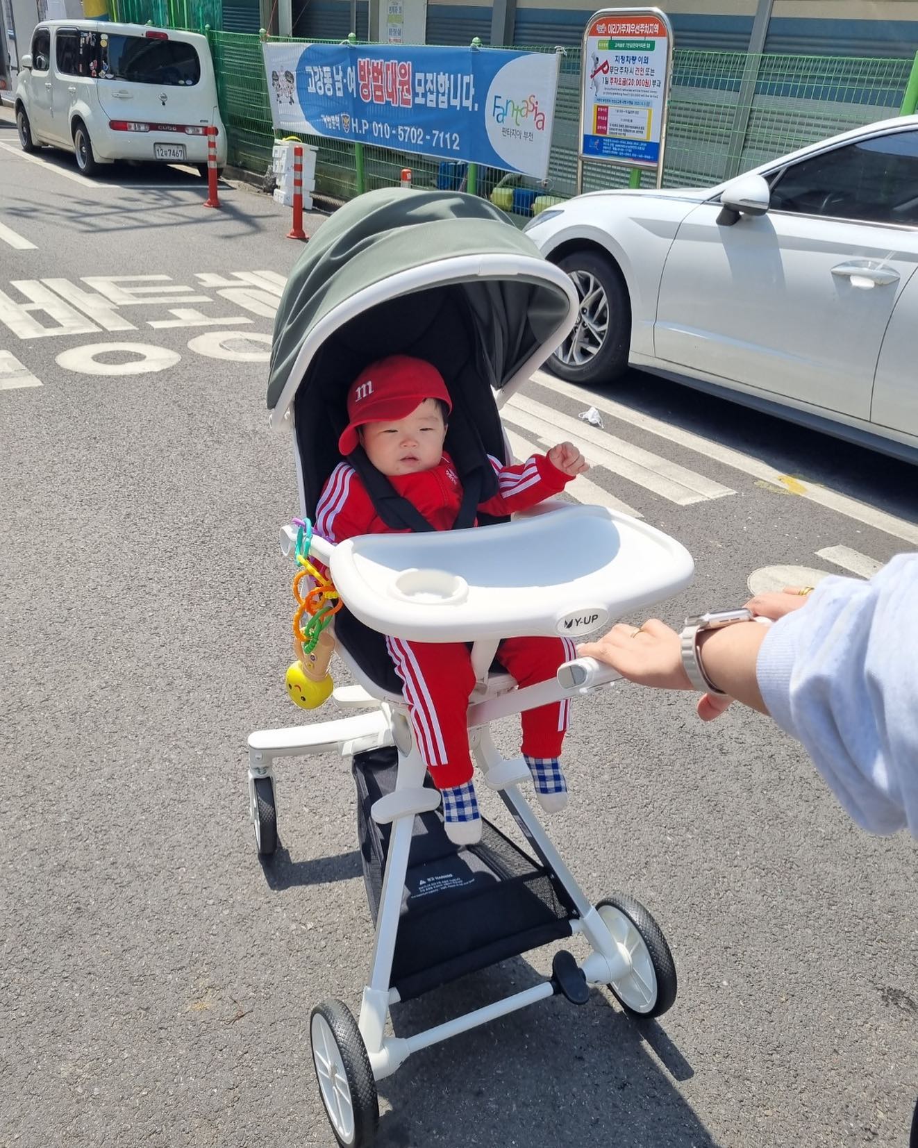 유모차 거부로 열심히 찾아보던중에 유모카라는걸 알게되서 매장 방문해서 보는데 올리브색이 너무 이뻐서 홀리듯 구매했는데 뚠뚠이도 거부 없이 너무 잘 타고 다녀서 너무 좋아요 색감도 이쁘고 무엇보다 식판이있어서 너무 좋아요😆😆

#와이업 #와이업라온트라이크 #라온트라이크 #트라이크 # 유모카