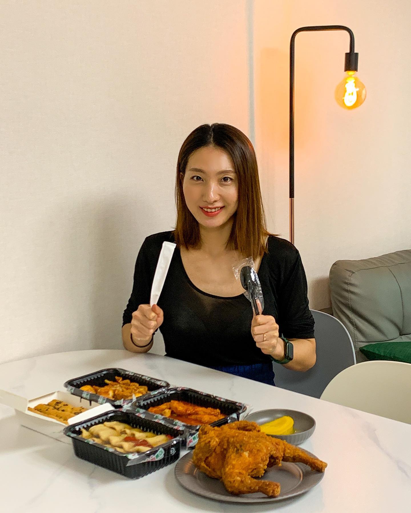 #협찬 #봉구가래떡볶이

맥주가 절로 생각나는 메뉴로,
시그니쳐세트(가래떡볶이+유부롤+봉구범벅+꼬치어묵) + 옛날통닭
닭고기로 단백질 보충도 하고, 먹고 싶던 떡볶이도 먹고~
먹다보니 저절로 냉장고에서 맥주 꺼내오고 있는 나..😊👍🏻

통닭도 매콤한 양념이 배어져 있어서 전혀 느끼하지 않고 맛있음~
그와중에 내 입맛은 봉구범벅이 제일 맛있음!!
양도 많고 푸짐해서 날 좋을때 포장해서
피크닉하면서 먹어도 좋겠어요

#봉구가래떡볶이송파점 #송파봉구가래떡볶이 #떡볶이 #떡볶이맛집 #송파맛집 #잠실맛집 #송파데이트 #잠실데이트 #송파치킨 #잠실치킨 #맛집추천 #맛집탐방 #일상 #야식 #맛스타그램