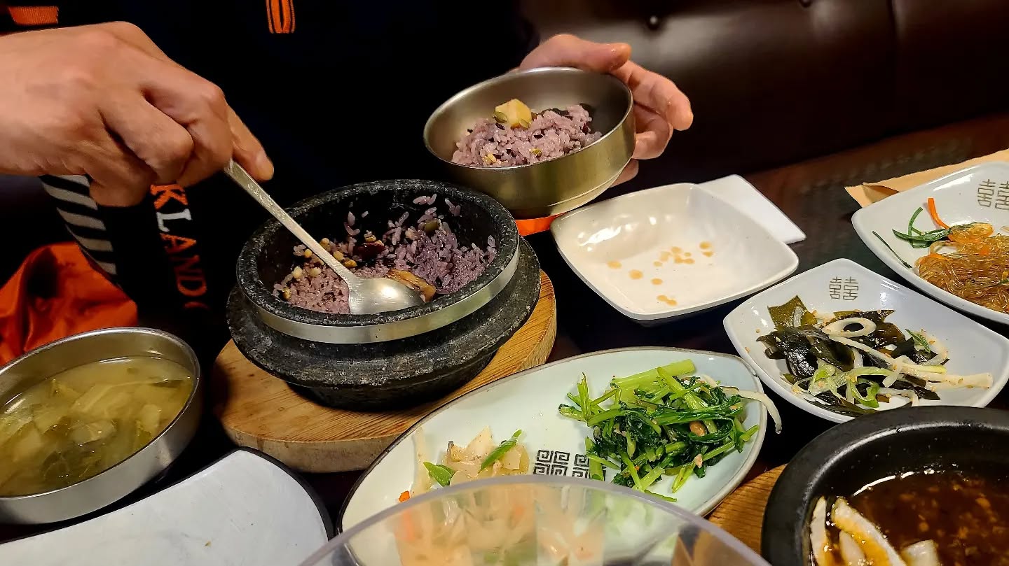 상호명 큰집
주소 부산 중구 중구로24번길 19
전화번호 051-245-3320
영업시간 10시~ 21시30분

어르신들이 좋아할 한정식
남포동에서 오래된 한정식집입니다.
상견례나 모임장소로 딱인곳 
음식도 깔끔하게 잘나오고 
밑반찬은 계속 리필해주시네요 !

#남포동맛집 #남포동밥집 #부산맛집 #부산한정식 #부산큰집 #남포동큰집 #전국맛집투어 #남포동한정식