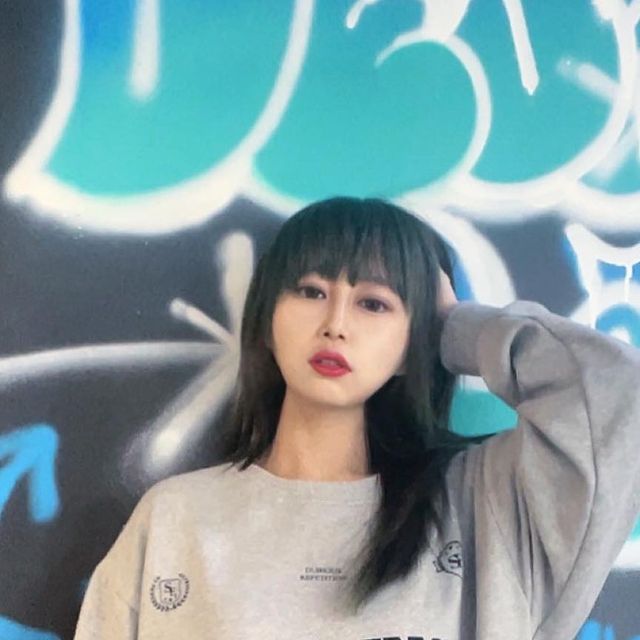유나나❤️/ 협찬, 핫플, 일상 크리에이터✨ on Instagram: "#광고 데일리룩으로 입기 좋은 스탠다드에러 맨투맨! 긴 바지, 청바지, 반바지 등등 어디에 입으나 캐주얼한 핏이 연출 가능한 세미