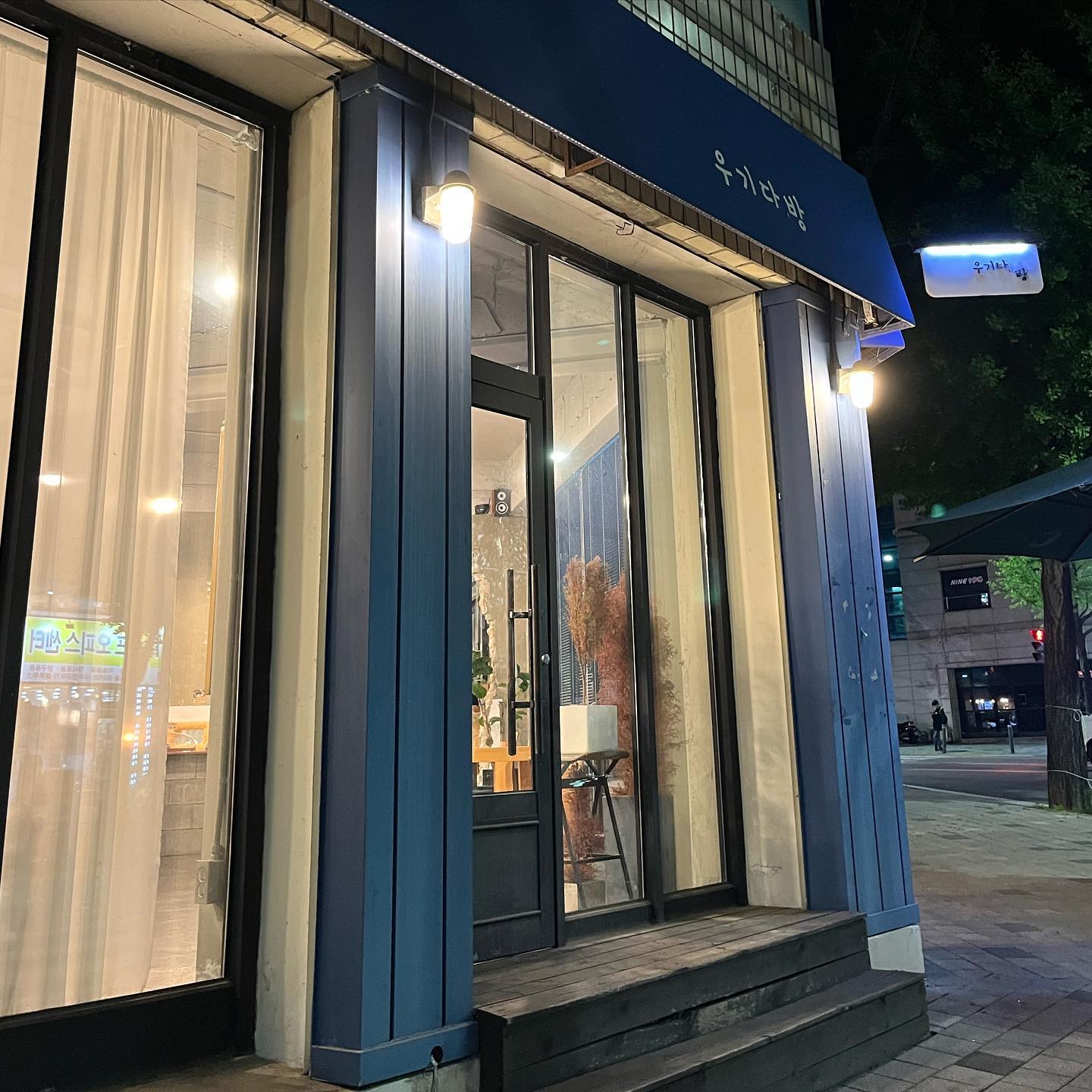 우기다방

🅾️ 강원 춘천시 백령로 1 1층
강대 정문에 공부 하기 좋은 카페 ••❤️
시험 기간에는 자리가 없을 정도!
뿐만아니라 단체로 음료를 주문할 때 일반 일회용 컵이 아닌 캔 모양으로 포장을 해주기 때문에 어디서든 먹기 편함!! 강추 합니다 

그리고.. 사장님이 매우 친절하십니다.. 🥹

#강대카페 #카페투어 #카페 #춘천카페 #단체주문 #카페단체주문 #춘천카페단체 #강원대 #강원대정문